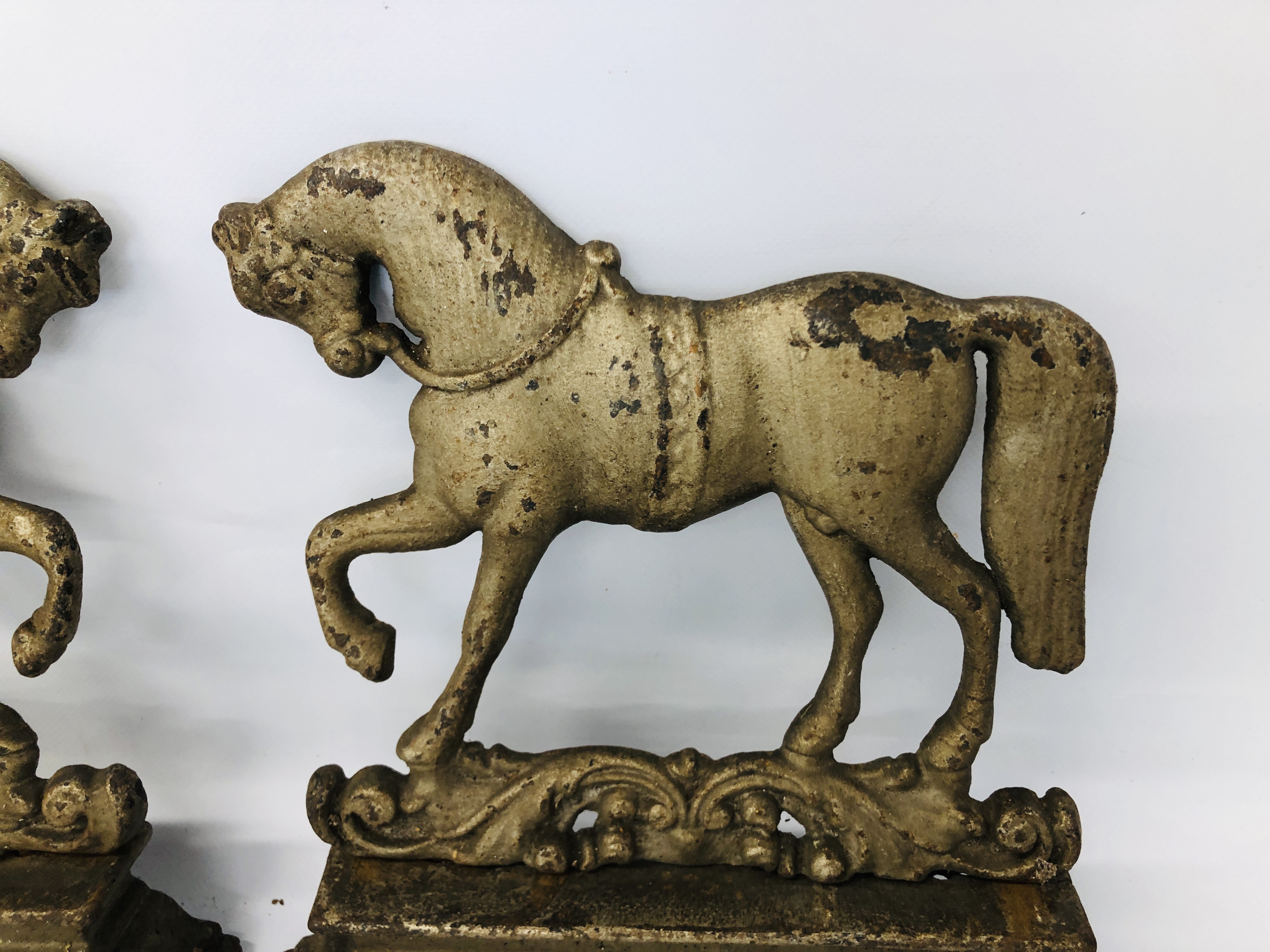 A PAIR OF CAST IRON HORSE FIRE GUARDS - Image 2 of 6