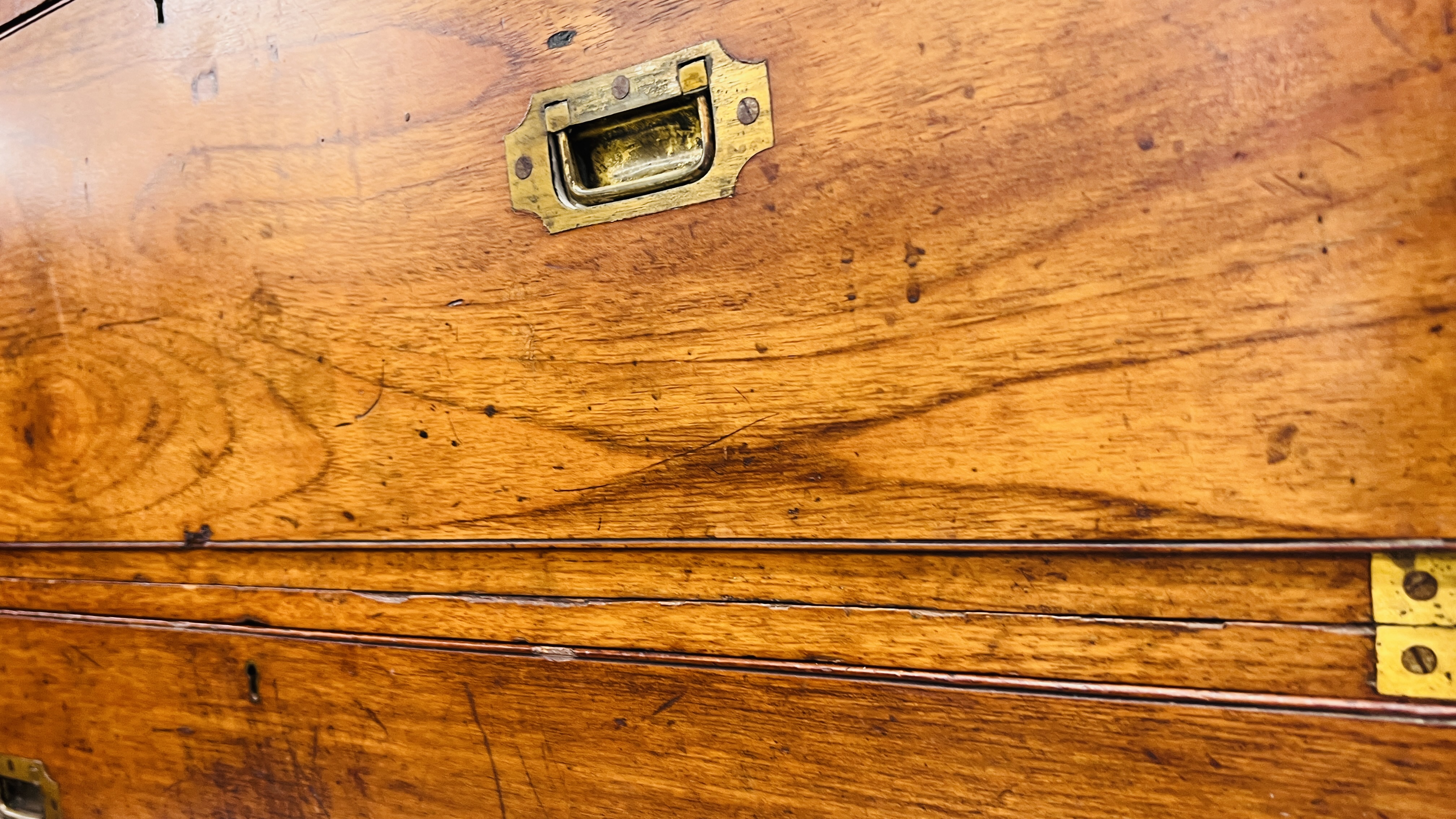 ANTIQUE MAHOGANY TWO OVER THREE CAMPAIGN CHEST ON BUN FEET WITH BRASS HANDLES AND BANDING BEARING - Image 9 of 15