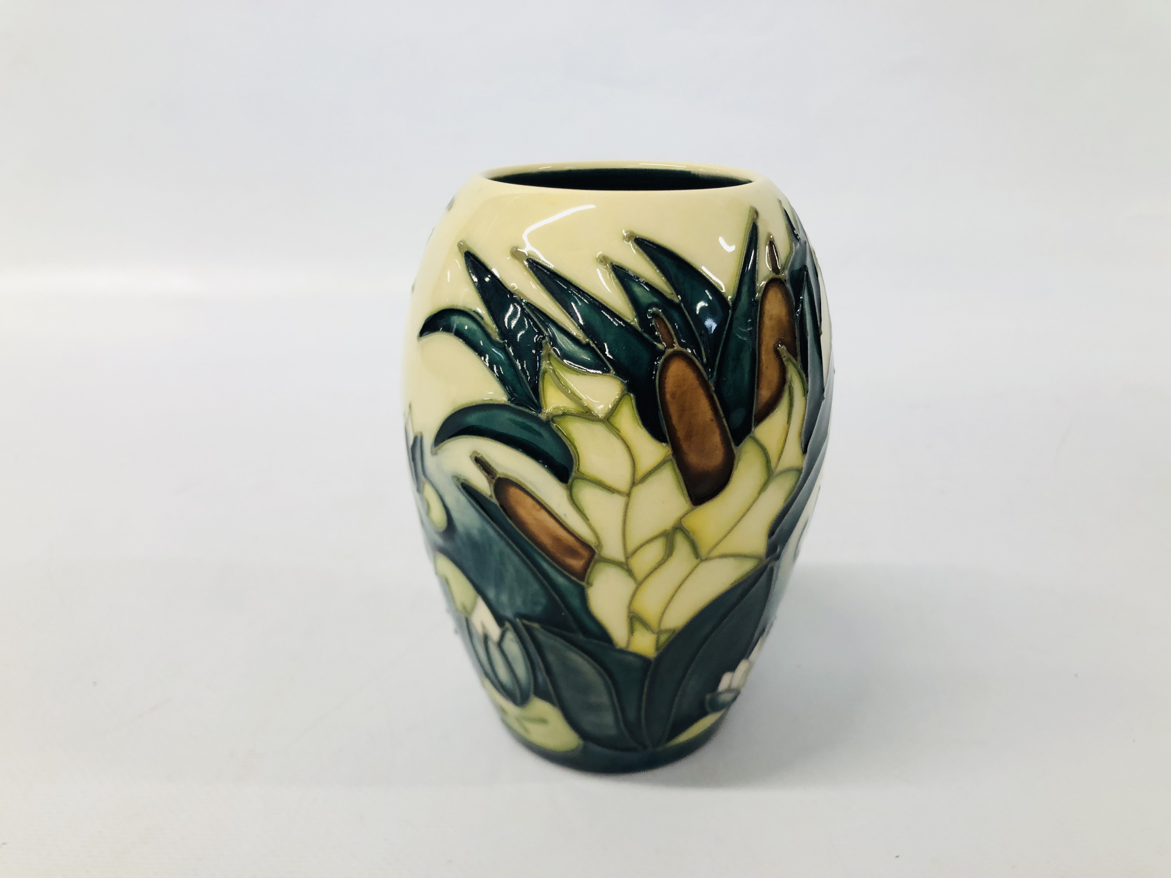 A MOORCROFT VASE, LAMIA PATTERN DATED 95 BEARING MAKERS INITIALS JH AND ST (HEIGHT 14CM. - Image 5 of 9