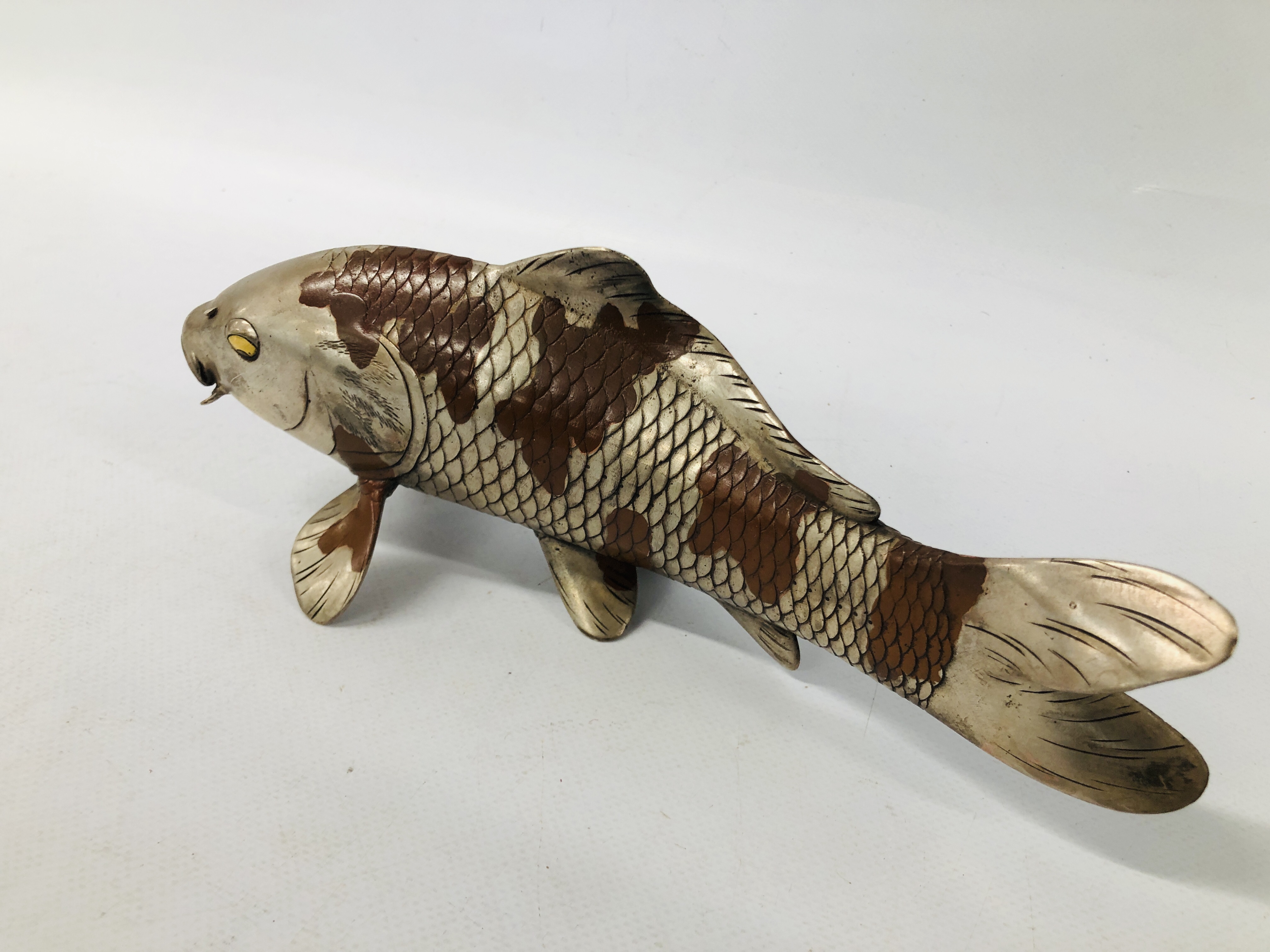 PAIR OF JAPANESE SILVERED AND PATINATED BRONZE KOI CARP NATURALISTICALLY CAST WITH GILT DETAIL TO - Image 7 of 11