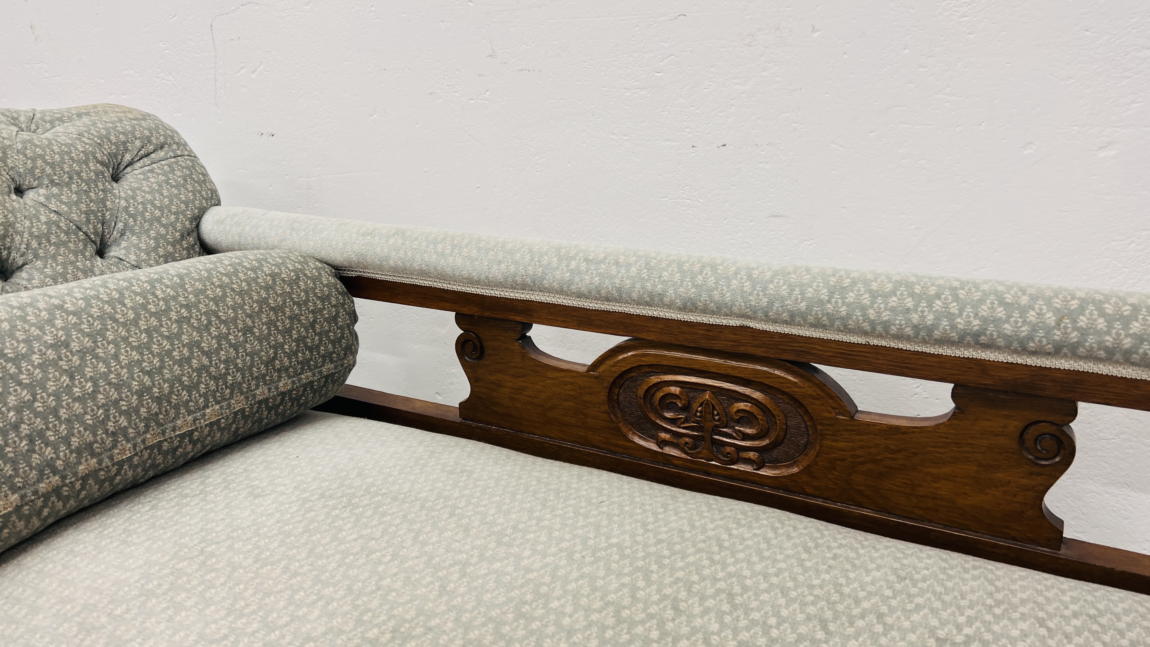 AN EDWARDIAN OAK CHAISE LONGUE UPHOLSTERED IN PASTEL BLUE - Image 4 of 8