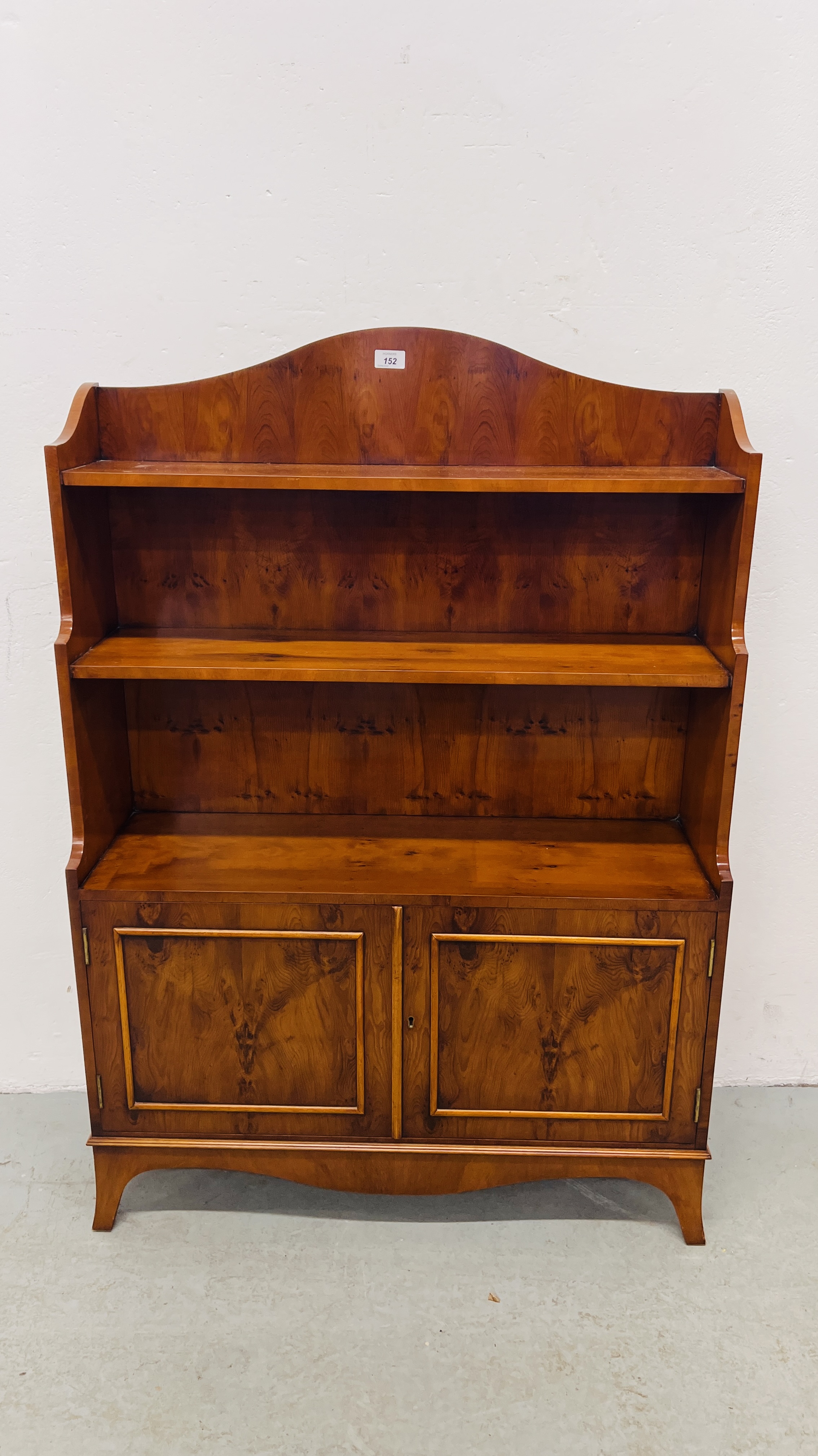 A GOOD QUALITY REPRODUCTION YEW WOOD FINISH BOOKSHELF WITH CABINET TO BASE WIDTH 85CM. DEPTH 27CM.
