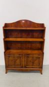 A GOOD QUALITY REPRODUCTION YEW WOOD FINISH BOOKSHELF WITH CABINET TO BASE WIDTH 85CM. DEPTH 27CM.