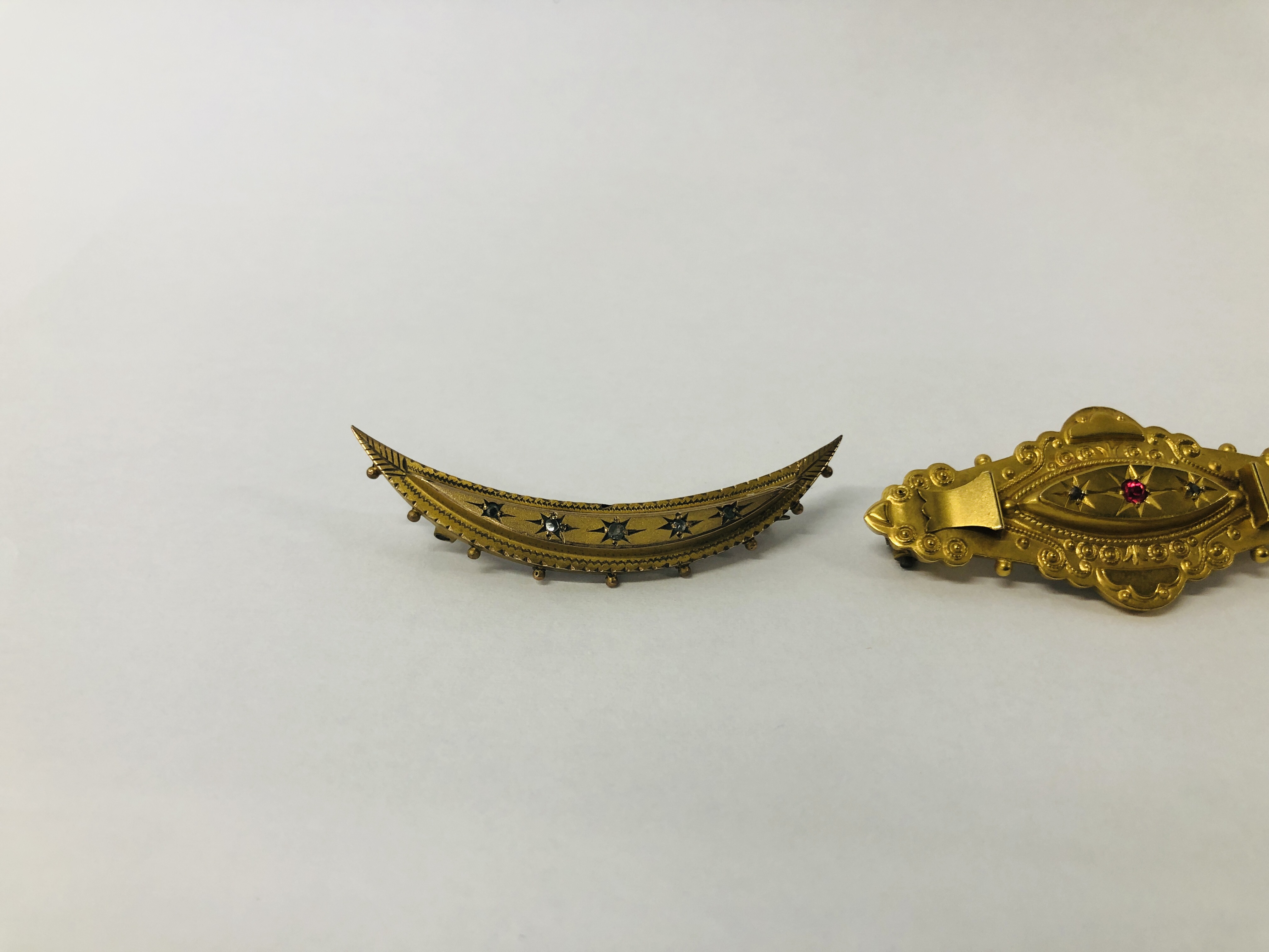 THREE VICTORIAN 9CT GOLD BROOCHES A/F TO INCLUDE DIAMOND SET CRESCENT SHAPE. - Image 2 of 8