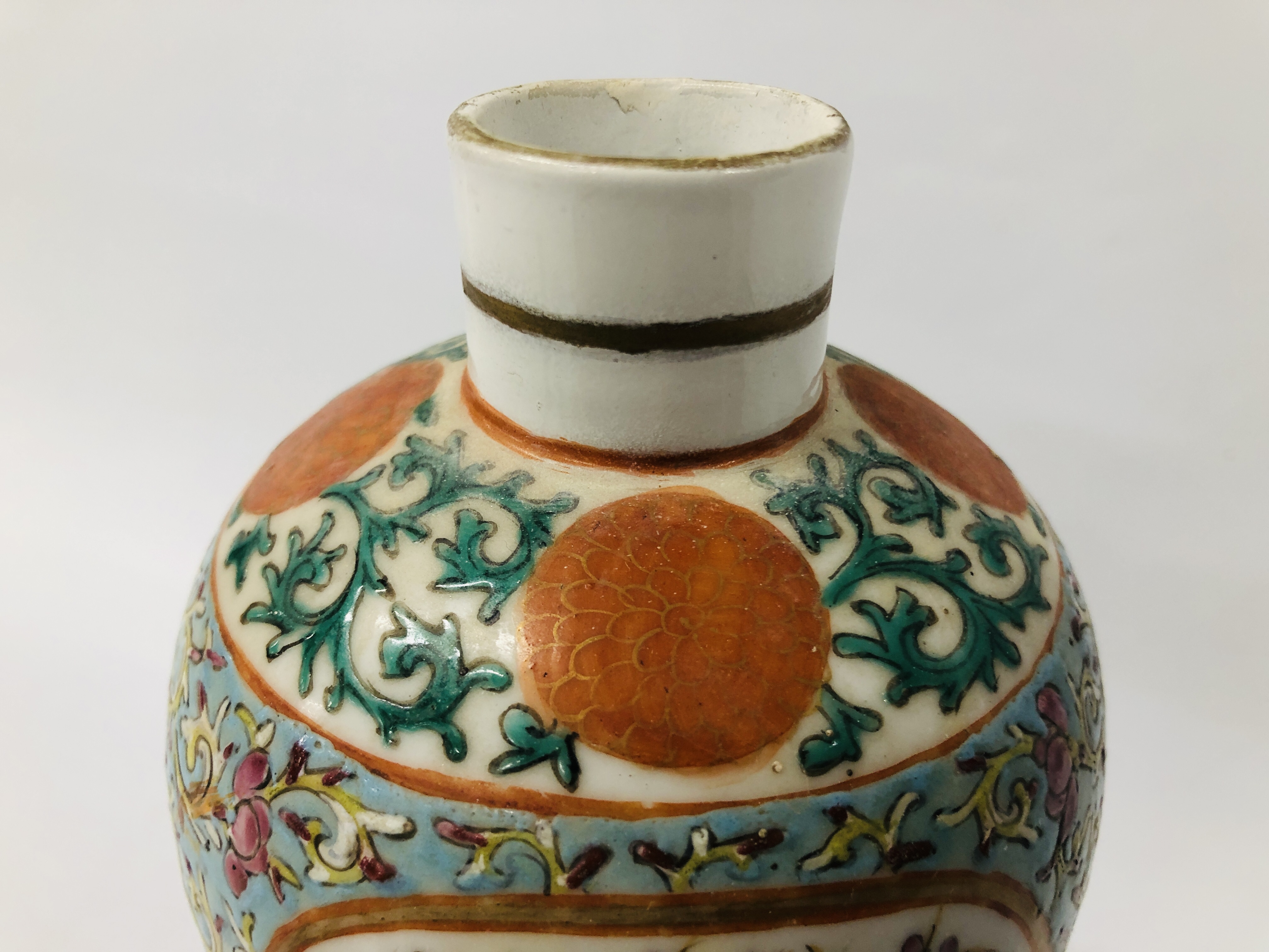 SIX PIECES OF ORIENTAL CERAMICS TO INCLUDE CYLINDRICAL VASE, BALUSTER VASE, - Image 21 of 29