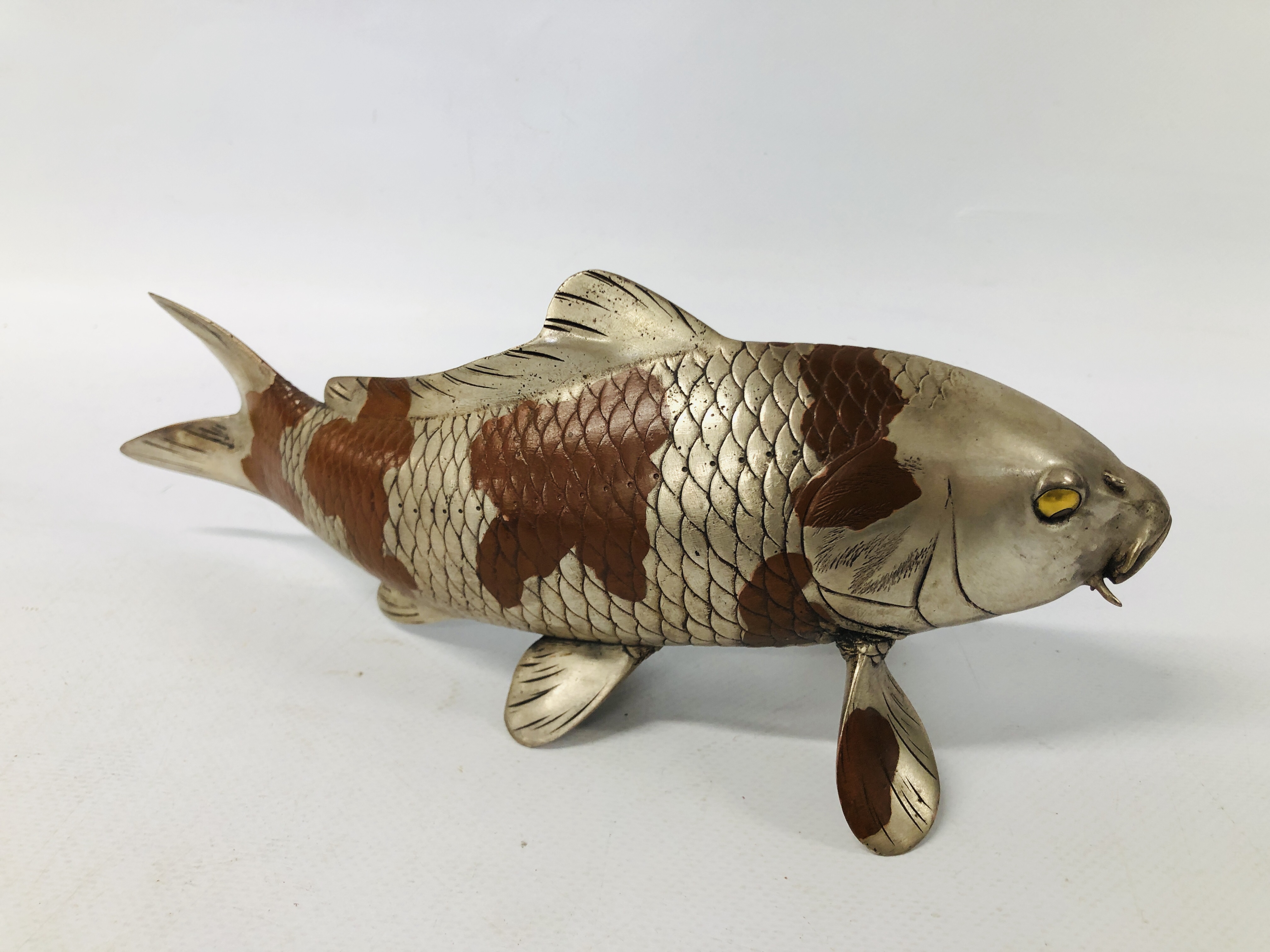 PAIR OF JAPANESE SILVERED AND PATINATED BRONZE KOI CARP NATURALISTICALLY CAST WITH GILT DETAIL TO - Image 8 of 11