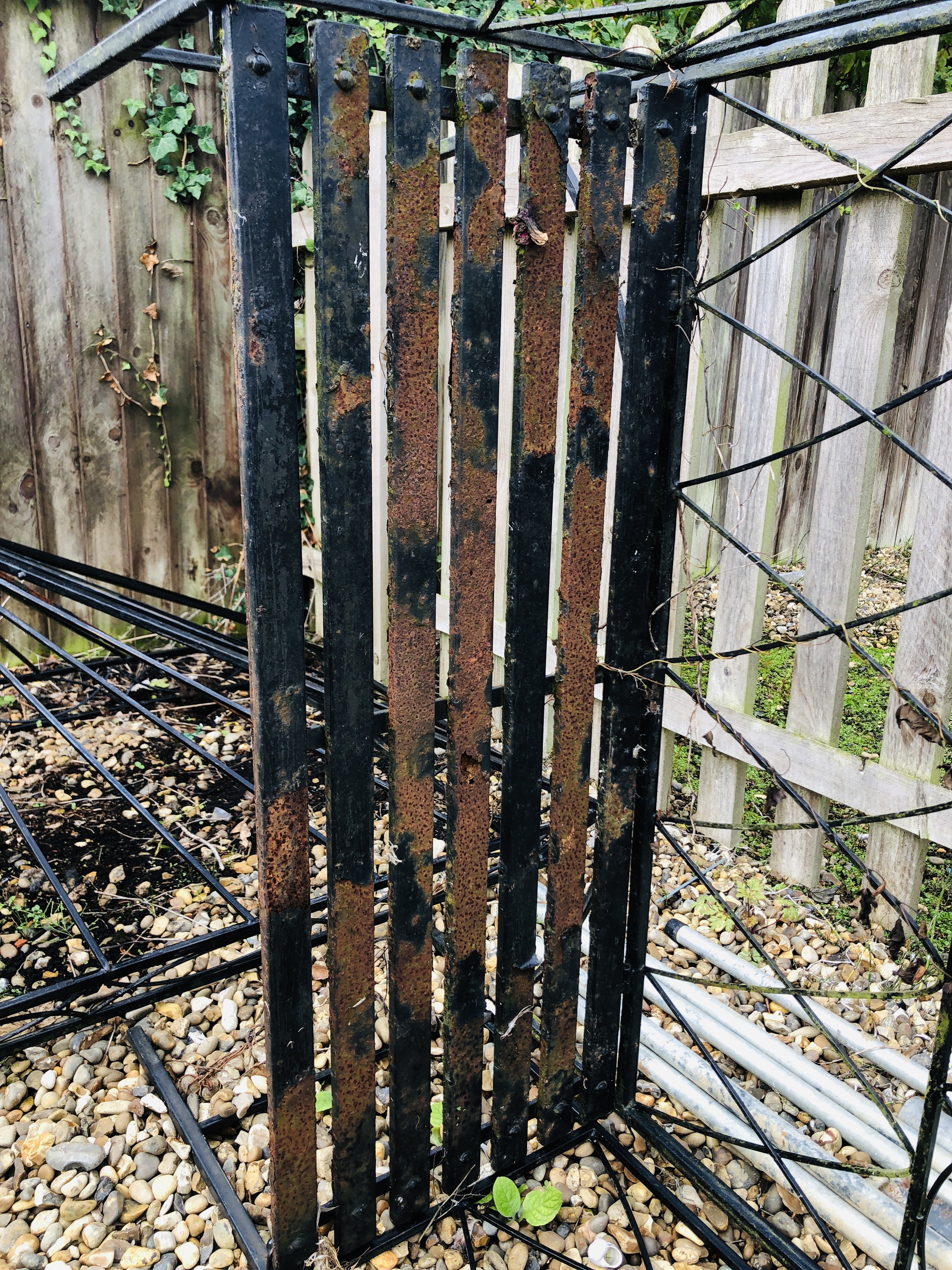 A METAL CRAFT GARDEN ARBOUR SEAT AND CANOPY - REQUIRES REPAIR. - Image 6 of 13
