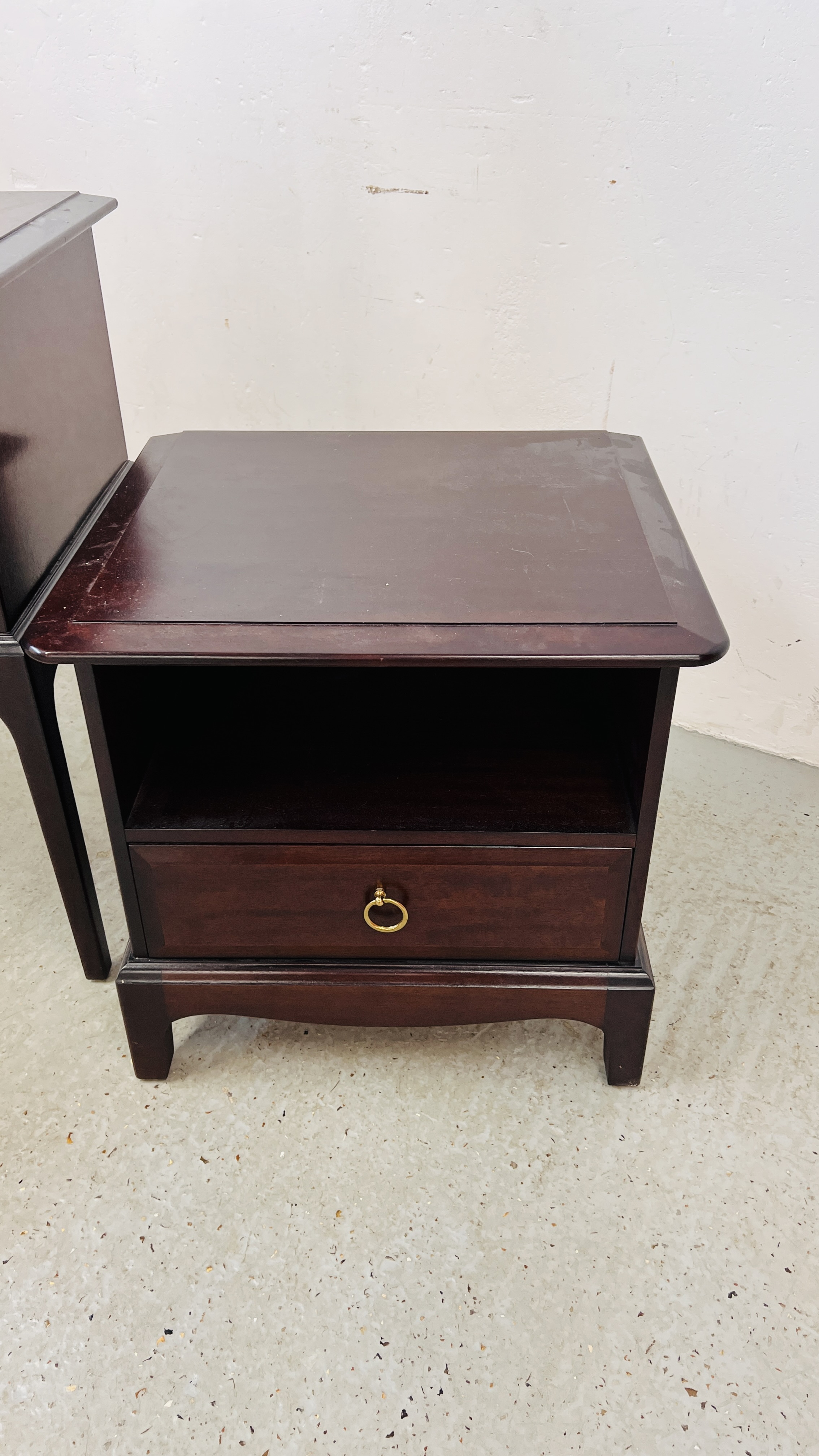 STAG MINSTREL MAHOGANY FINISH FIVE DRAWER DRESSING TABLE (WIDTH 143CM. - Image 8 of 8