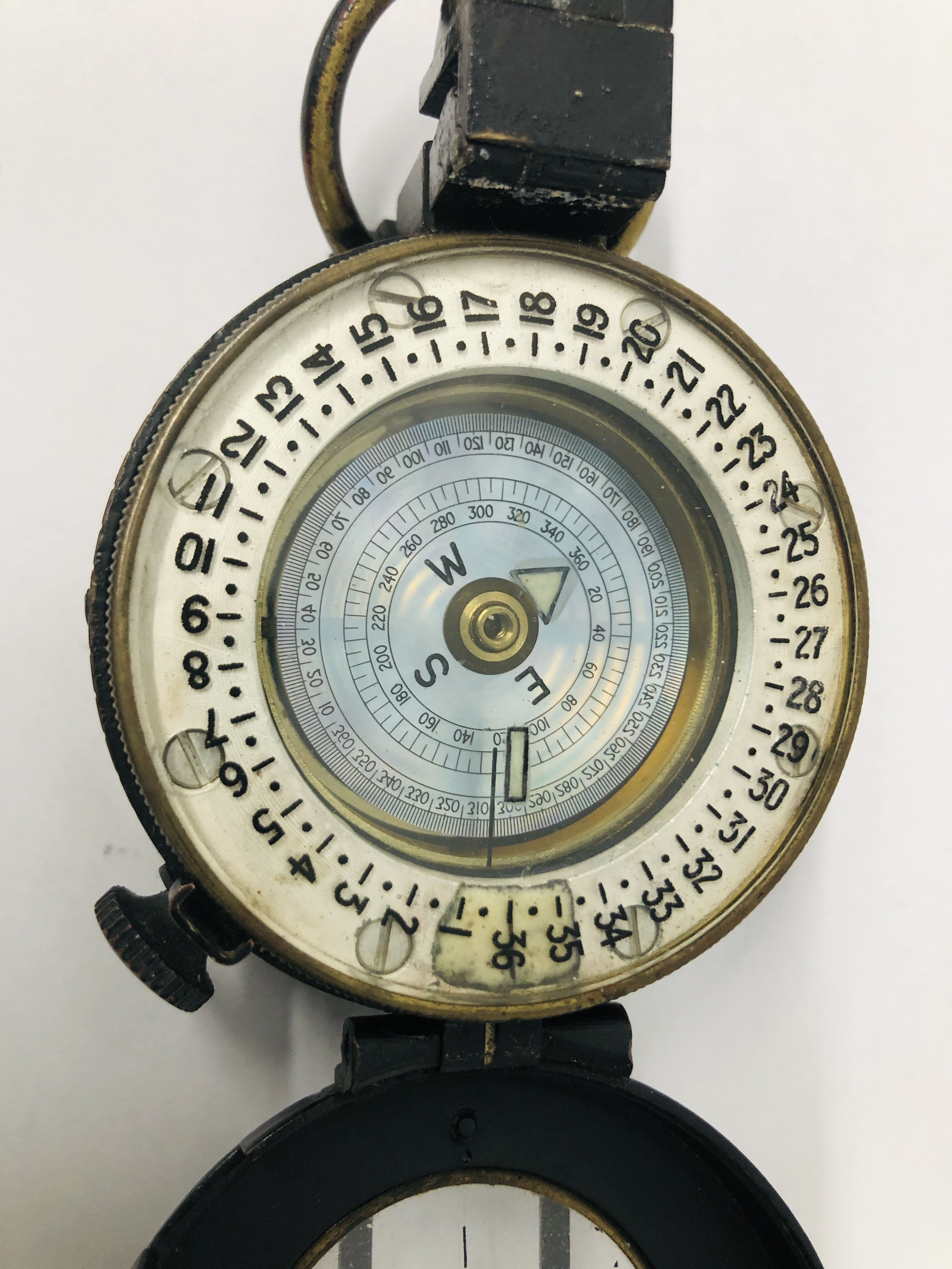 VINTAGE MILITARY COMPASS T.G. CO. LTD. LONDON DATED 1941 NO. - Image 4 of 8