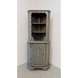 A PINE CORNERS CABINET WITH OPEN SHELVED TOP AND CABINET BASE,