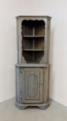 A PINE CORNERS CABINET WITH OPEN SHELVED TOP AND CABINET BASE,