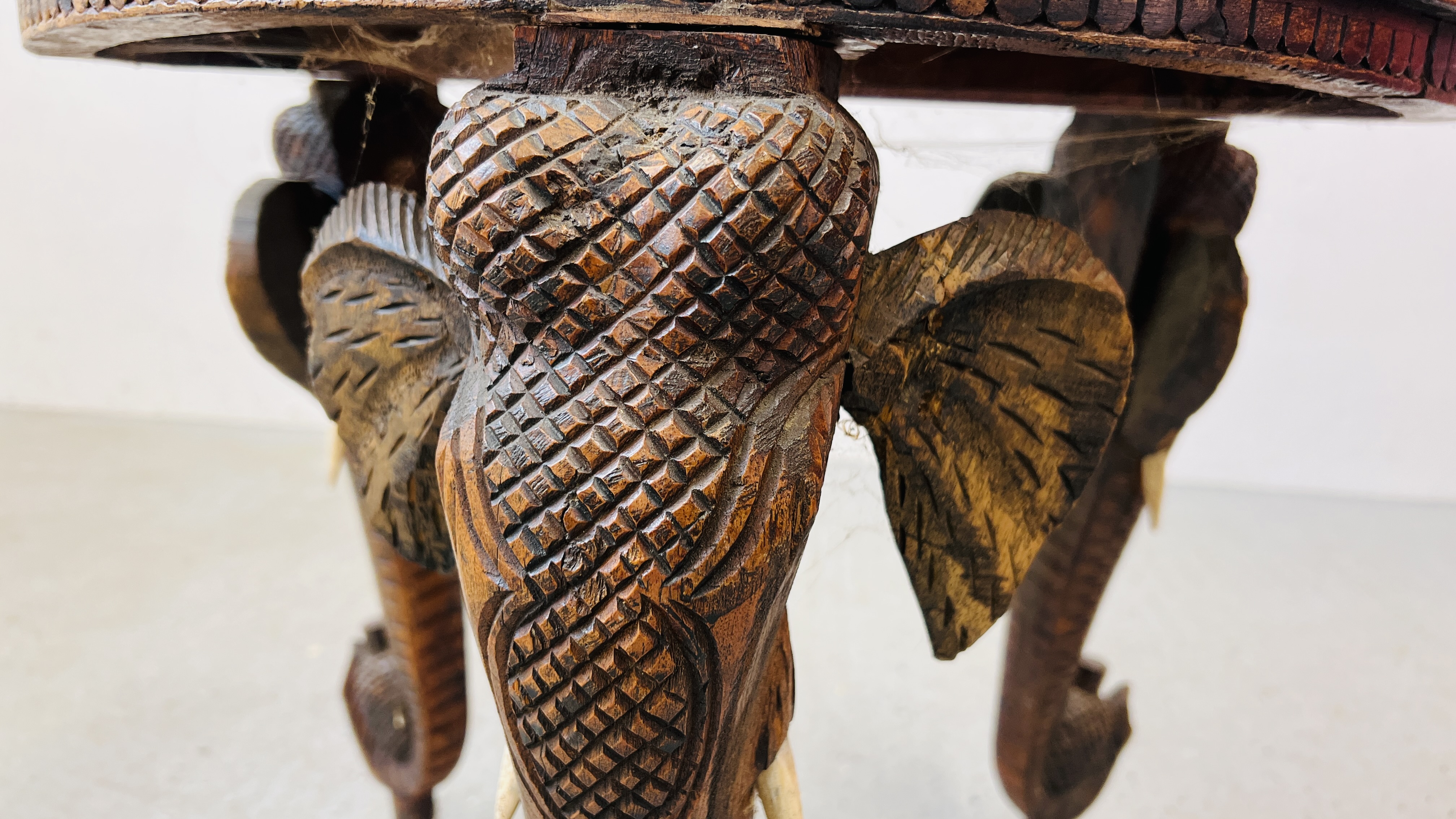 A HARDWOOD CARVED EASTERN CIRCULAR TABLE WITH ELEPHANT HEAD DETAILING TO LEGS. - Image 5 of 8