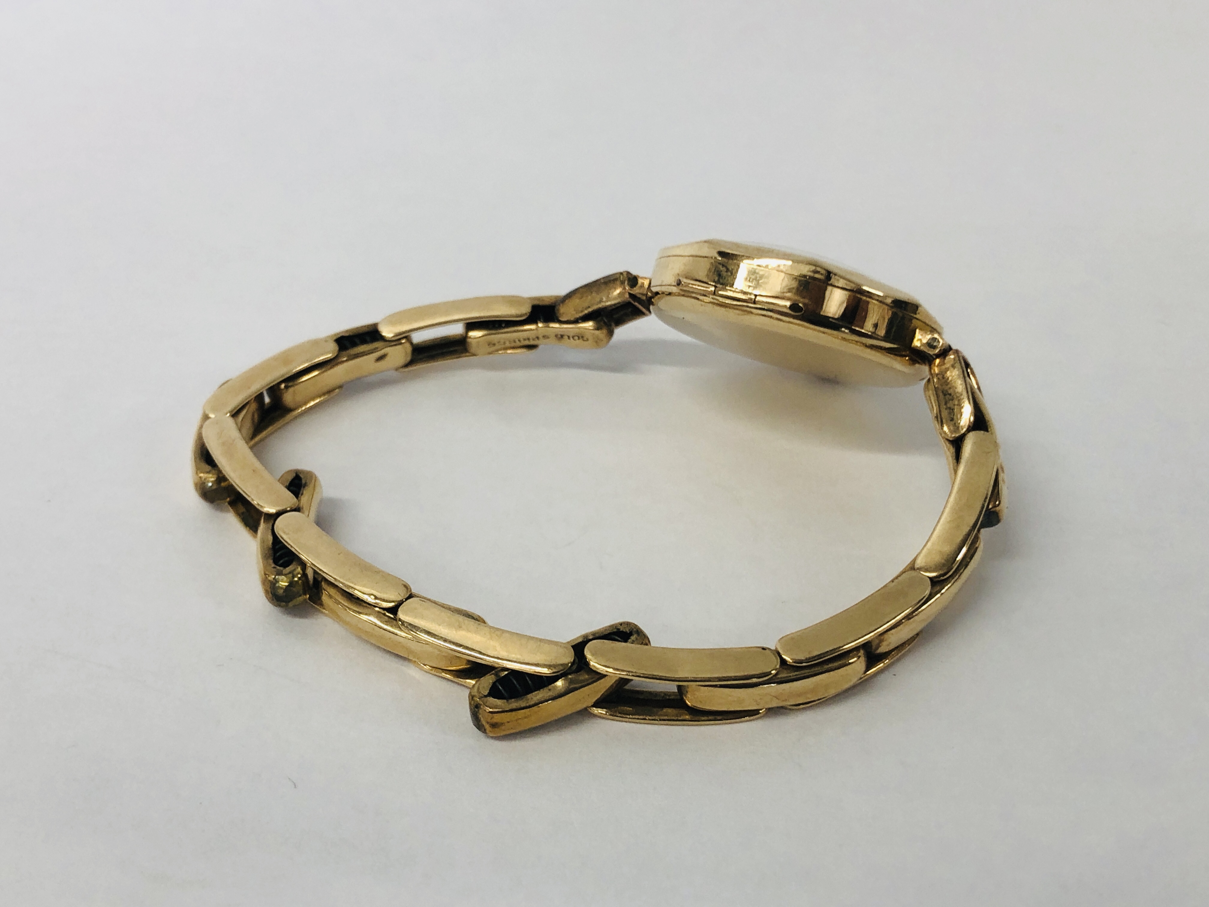 A 9CT GOLD CASED LADIES THOMAS RUSSELL & SON VINTAGE WRIST WATCH ON 9CT GOLD EXPANDING BRACELET. - Image 3 of 6