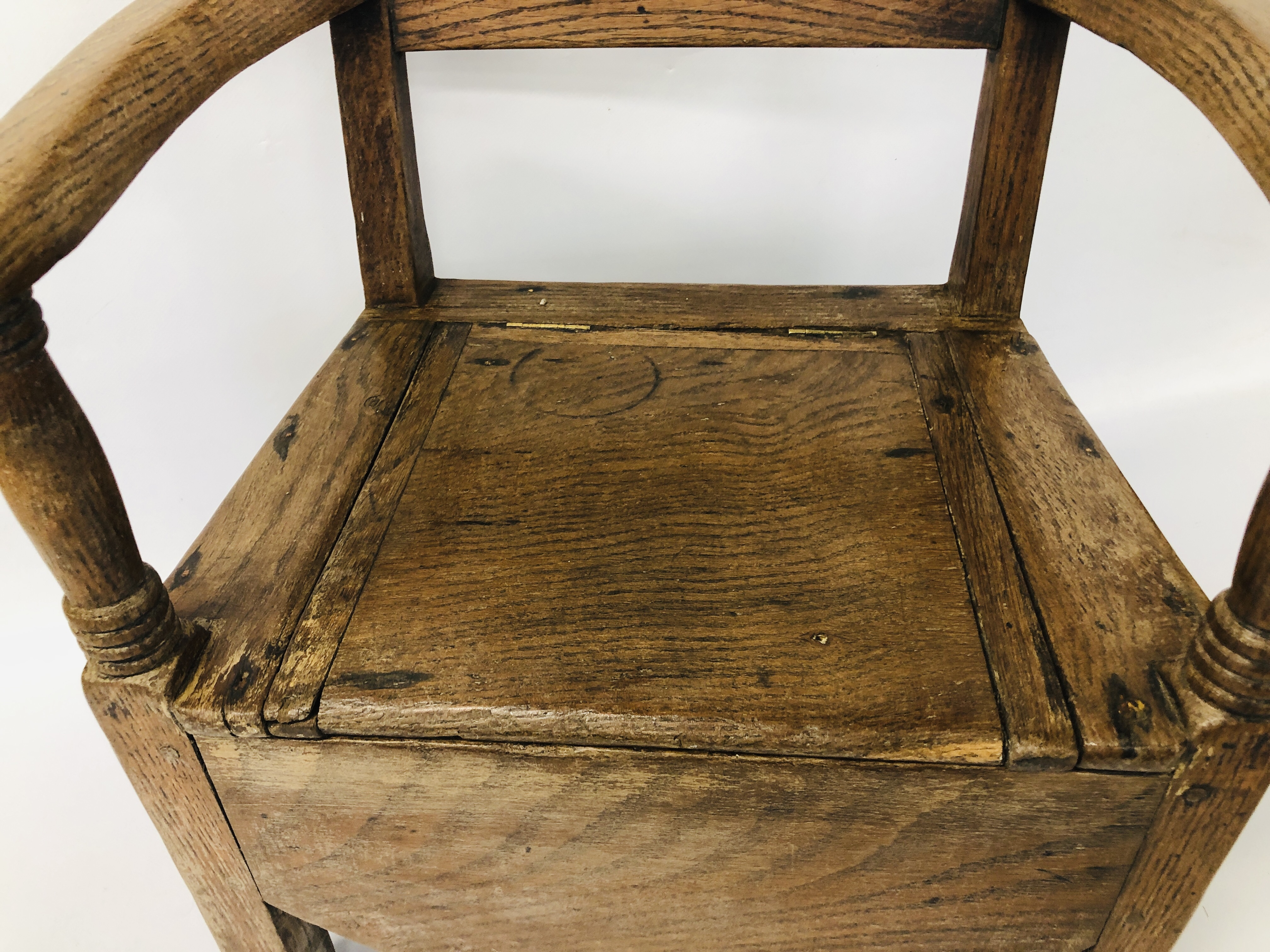 A CHILDS OAK GEORGIAN COMMODE CHAIR - Image 5 of 7