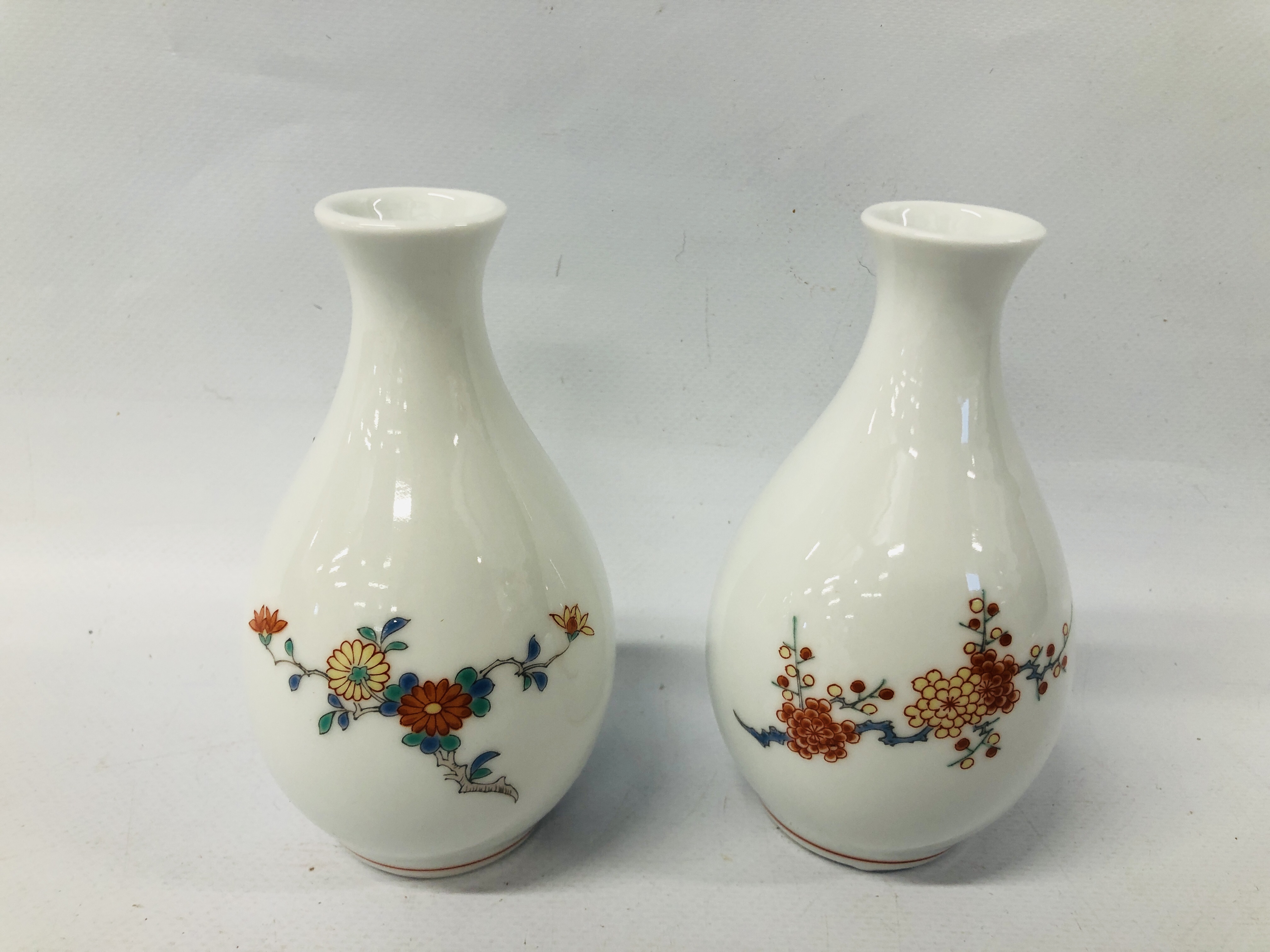 FINE 20TH CENTURY JAPANESE KAKIEMON SAKE SET COMPRISING TWO FLASKS AND FIVE CUPS IN ORIGINAL BOX. - Image 2 of 6