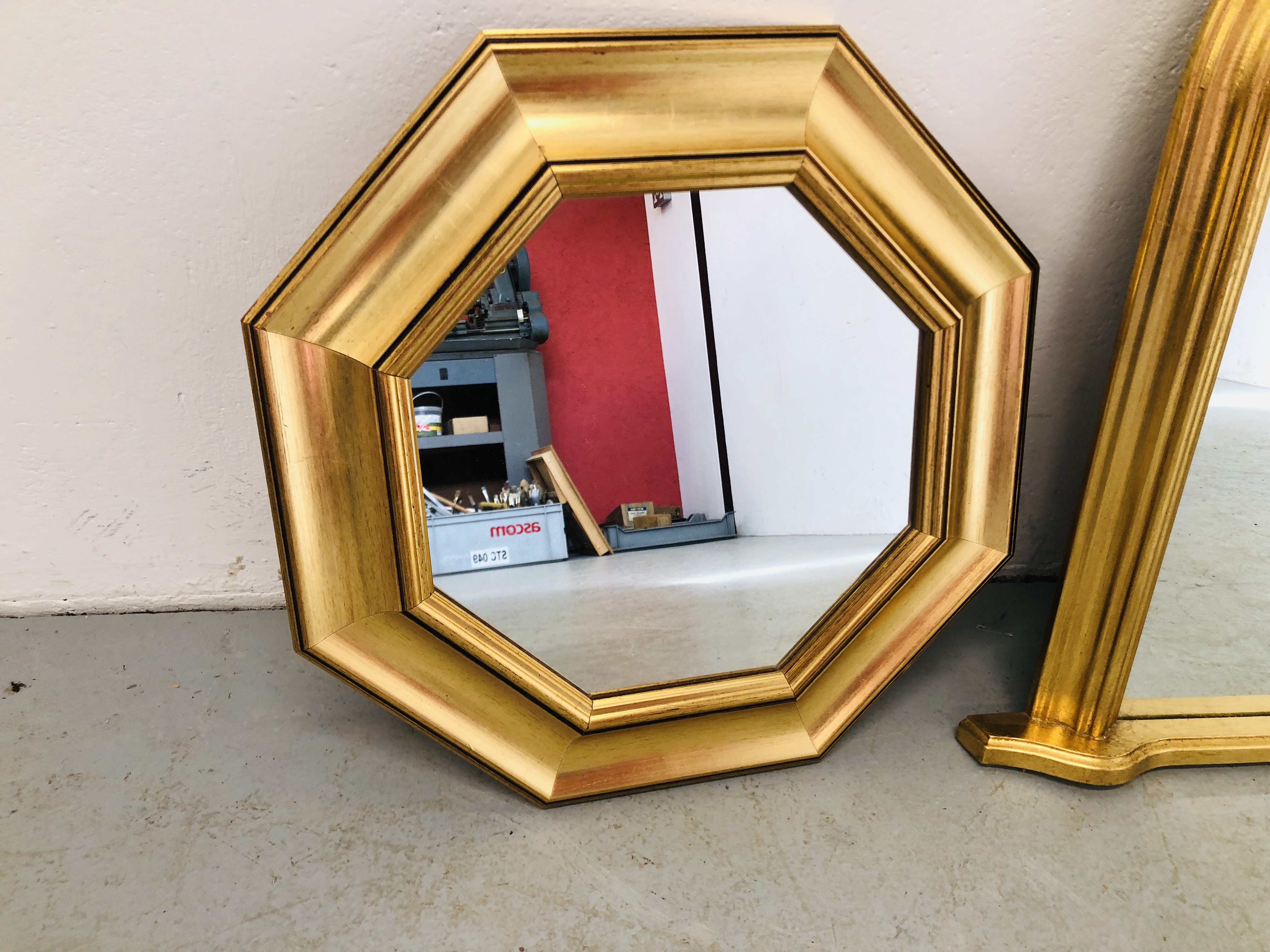 A REPRODUCTION GILT FRAMED OVER MANTLE MIRROR W 100CM, - Image 3 of 3