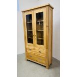 WILLIS & GAMBIER TUSCANY HILLS SOLID OAK GLAZED TWO DOOR OVER THREE DRAWER DISPLAY UNIT WIDTH 106CM.
