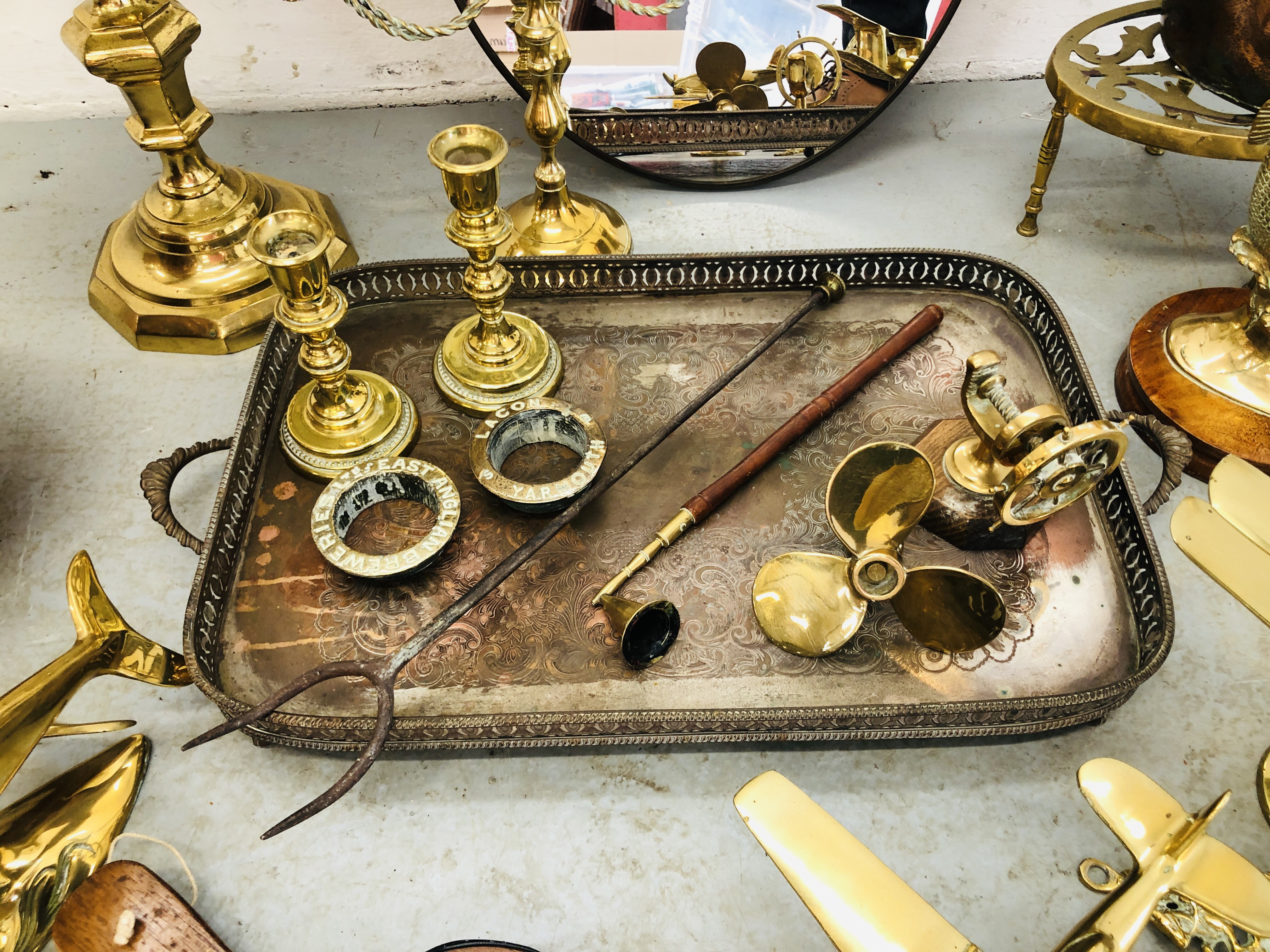 QUANTITY OF MIXED METAL WARE TO INCLUDE BRASS AND COPPER TRIVET, CANDELABRA, DOLPHINS, PLANE, FISH, - Image 6 of 12