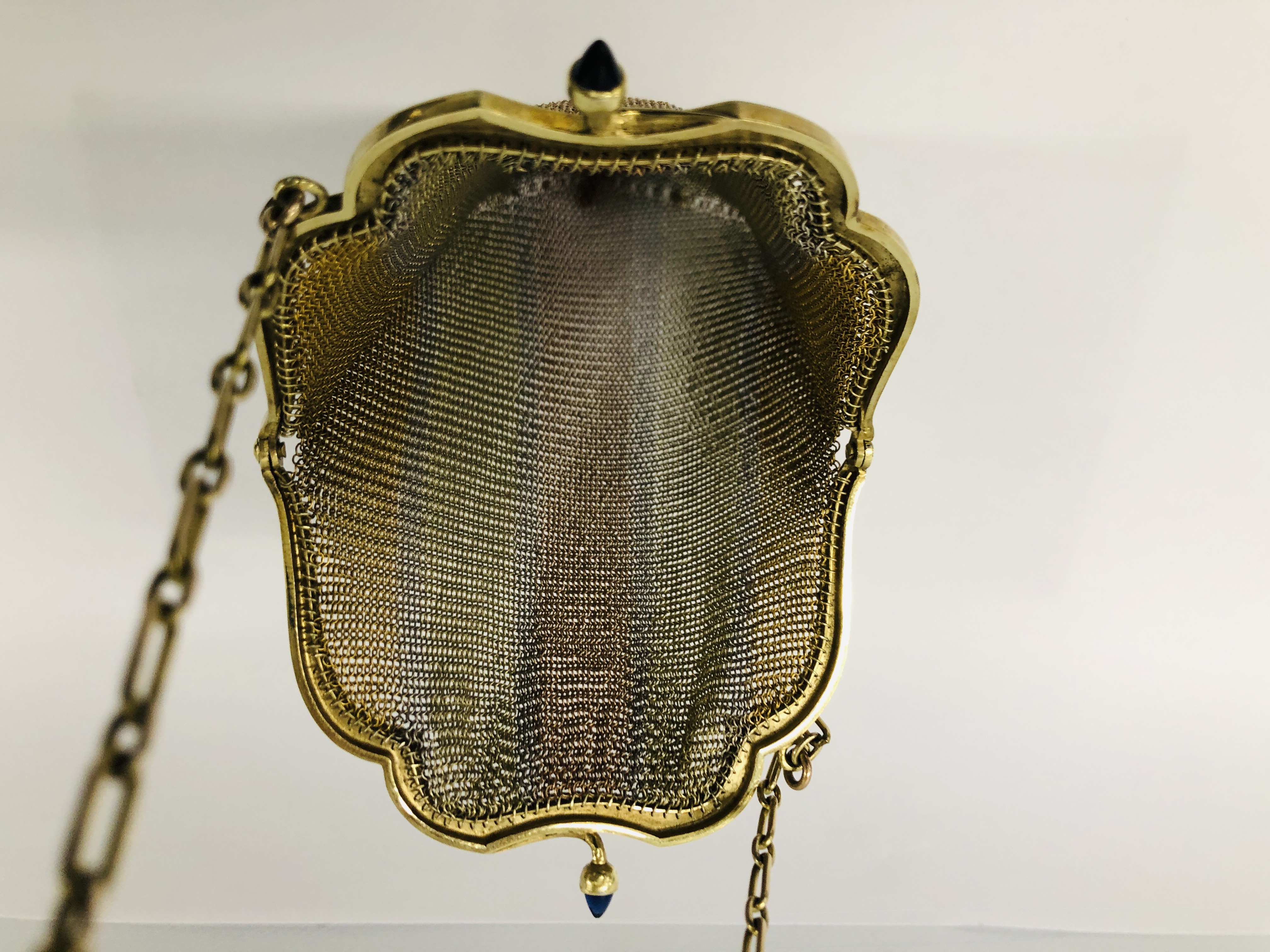 VINTAGE CHAIN MAIL PURSES YELLOW METAL TRI-COLOURED DESIGN (INDISTINCT MARKS). - Image 7 of 10