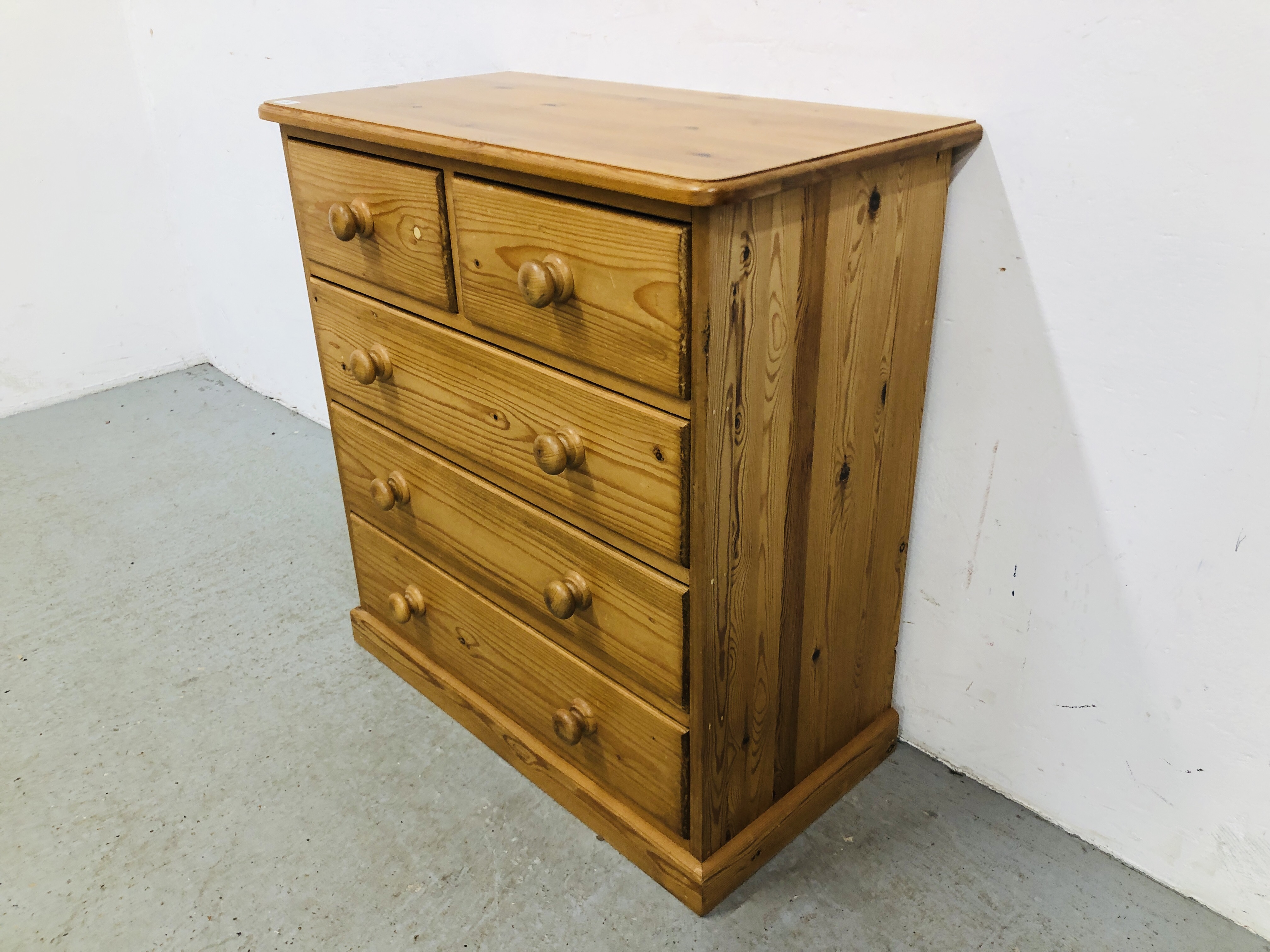 A SMALL SOLID PINE TWO OVER THREE CHEST OF DRAWERS W 82CM, D 42CM, H 86CM. - Image 3 of 6