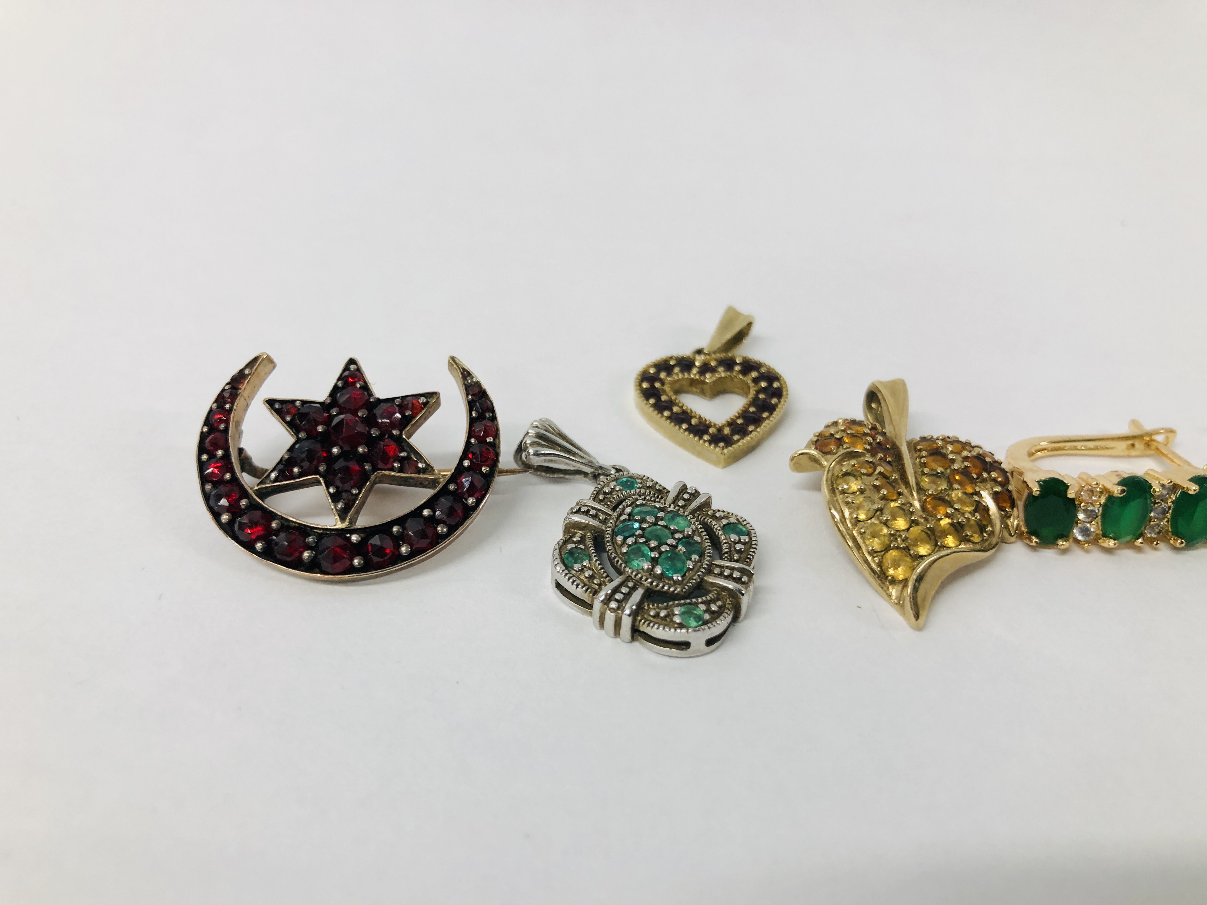 YELLOW METAL STAR AND MOON BROOCH, 9CT. GOLD LEAF PENDANT, 9CT. - Image 3 of 6
