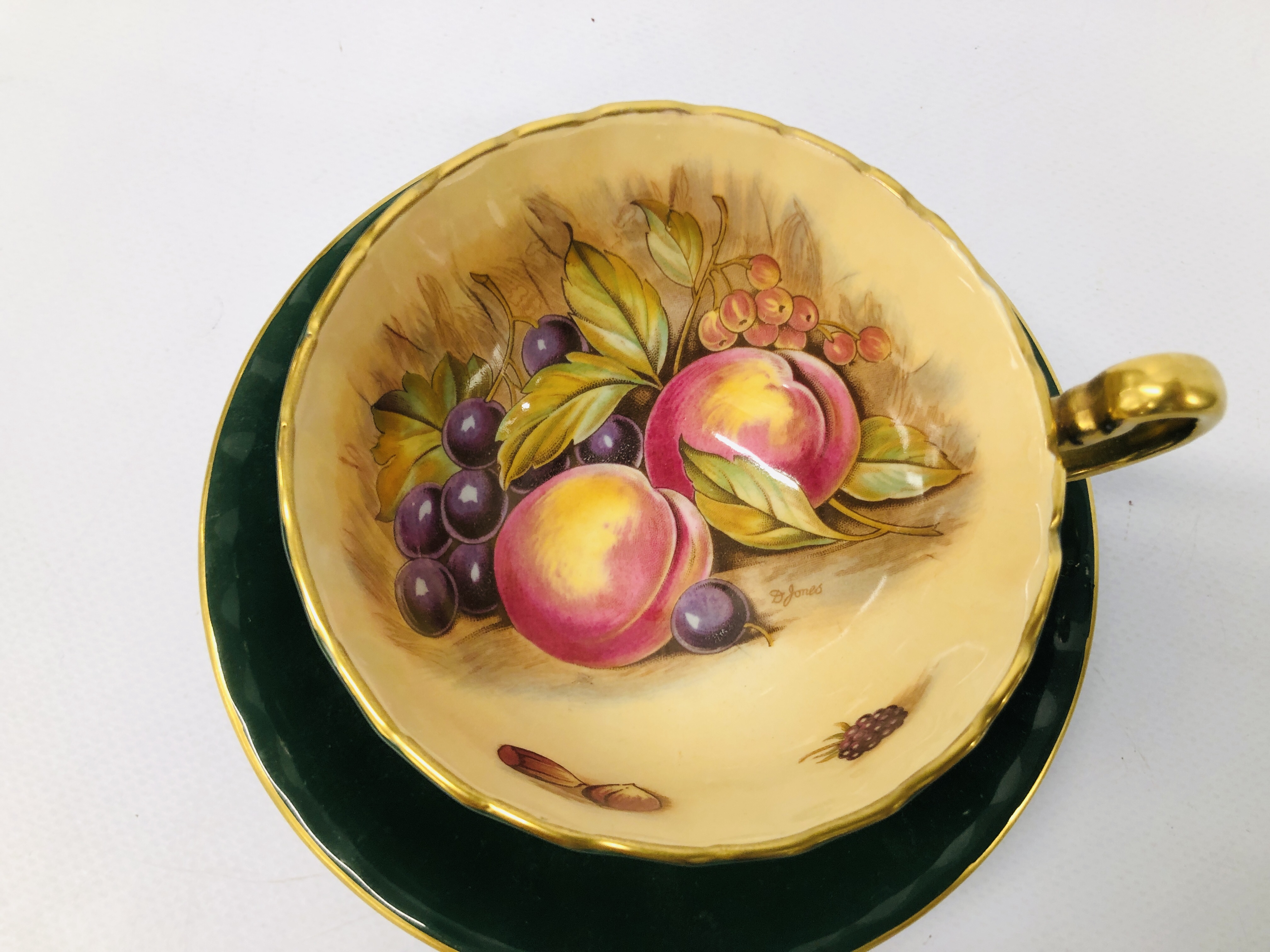 TWO AYNSLEY CUPS AND SAUCERS ONE IN THE ORCHARD DESIGN ALONG WITH AN AYNSLEY ORCHARD GOLD PIN DISH - Image 10 of 11