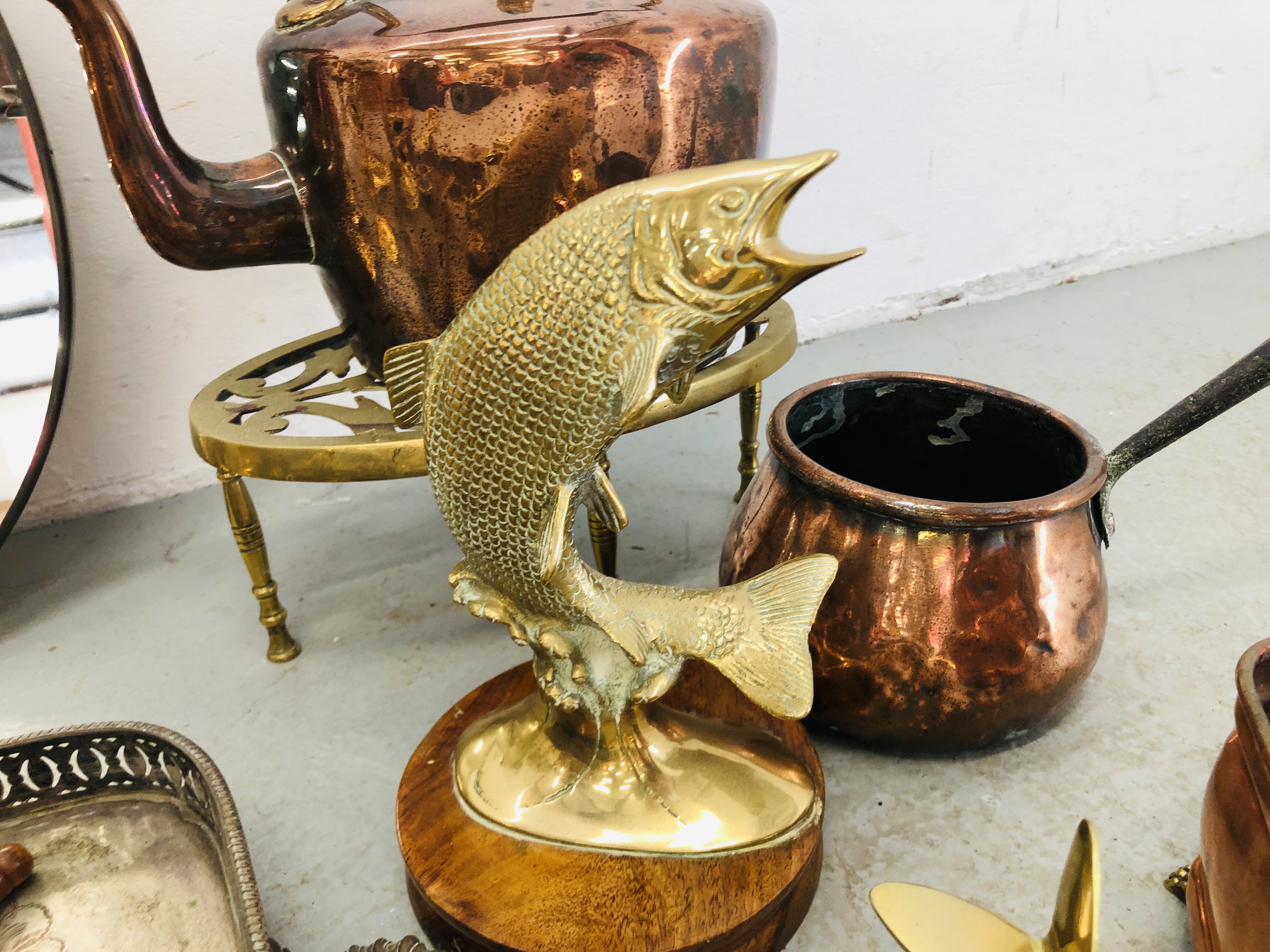 QUANTITY OF MIXED METAL WARE TO INCLUDE BRASS AND COPPER TRIVET, CANDELABRA, DOLPHINS, PLANE, FISH, - Image 5 of 12