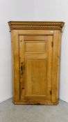 A GEORGE III PINE HANGING CORNER CUPBOARD, H 134CM.