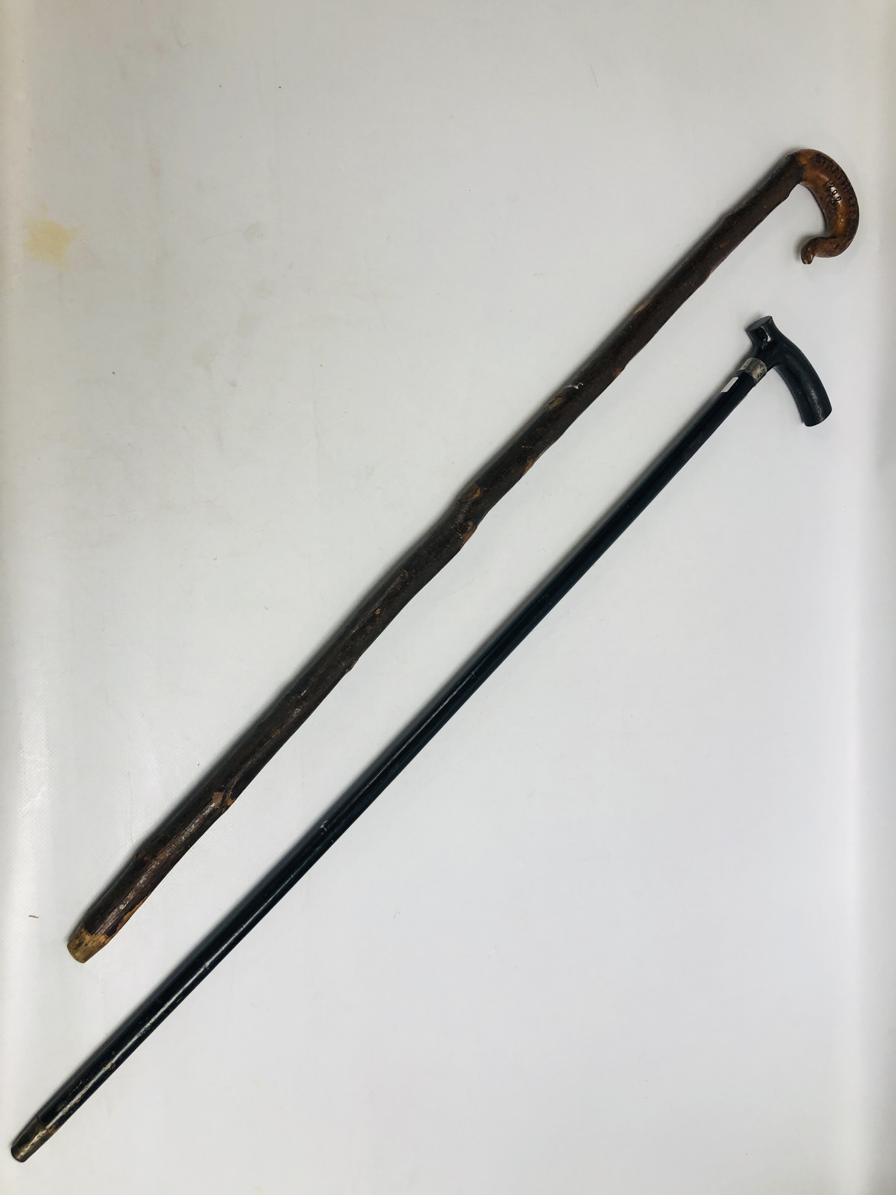 2 WALKING STICKS TO INCLUDE ONE WITH SILVER BANDED DETAIL AND SHEPHERDS CROOK STYLE - Image 3 of 9