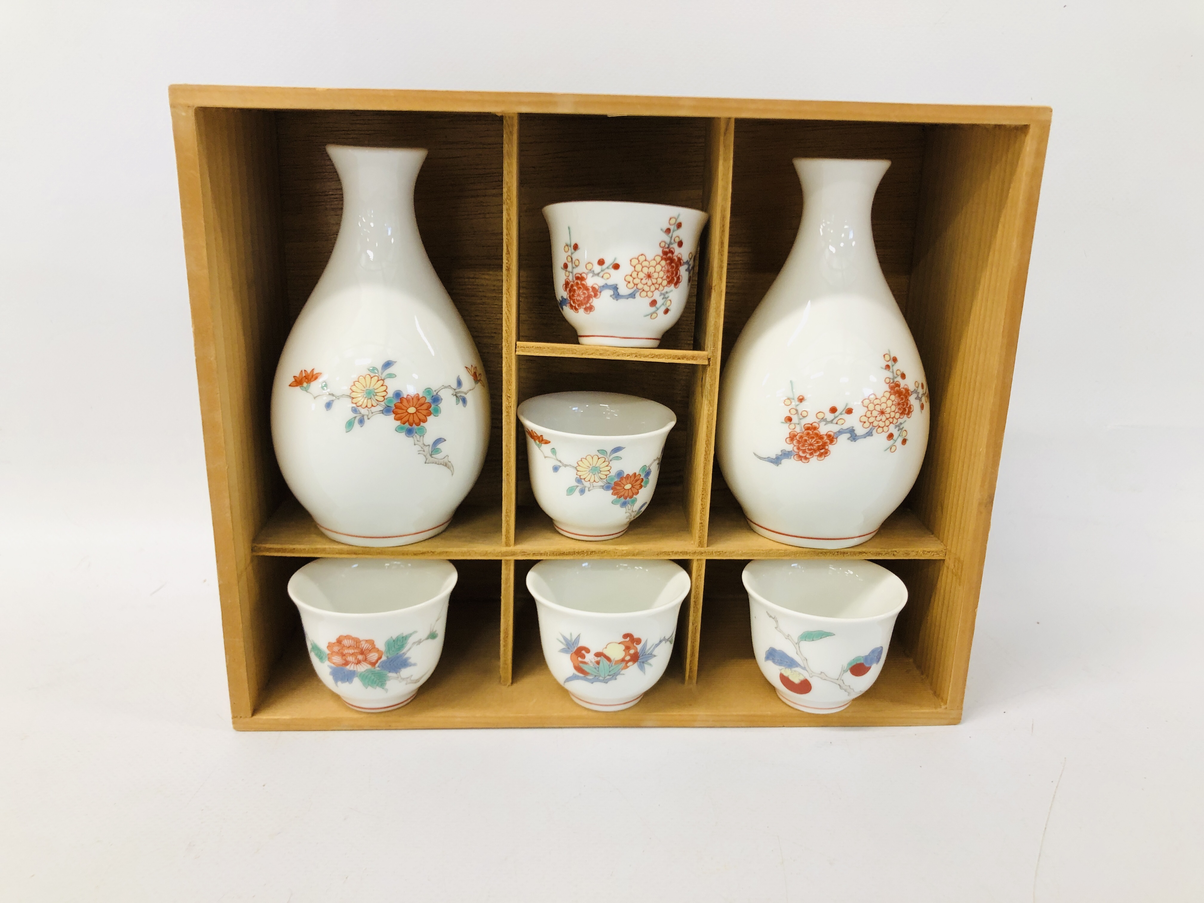 FINE 20TH CENTURY JAPANESE KAKIEMON SAKE SET COMPRISING TWO FLASKS AND FIVE CUPS IN ORIGINAL BOX.