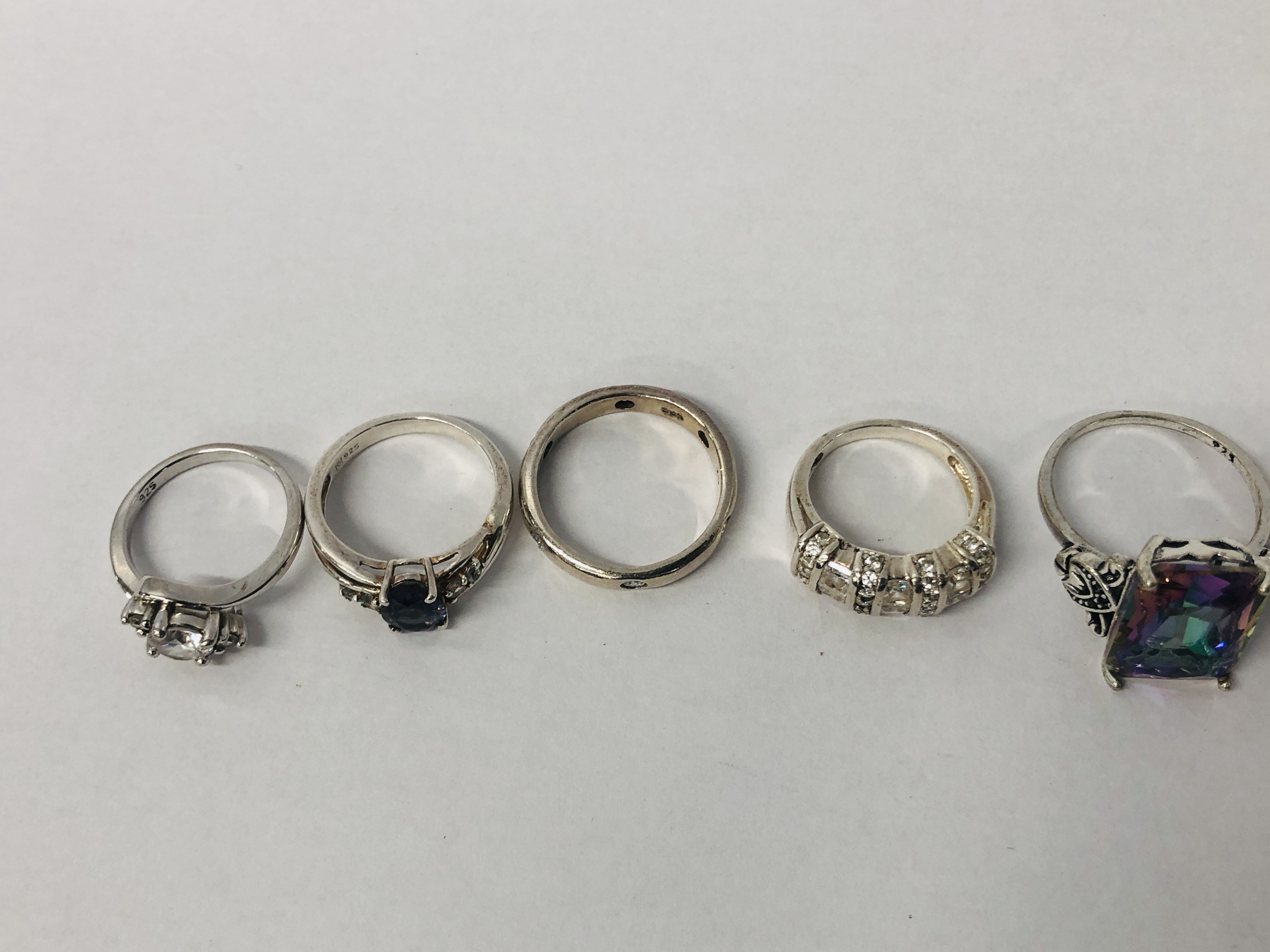 EIGHT ASSORTED DESIGNER SILVER RINGS - Image 7 of 10