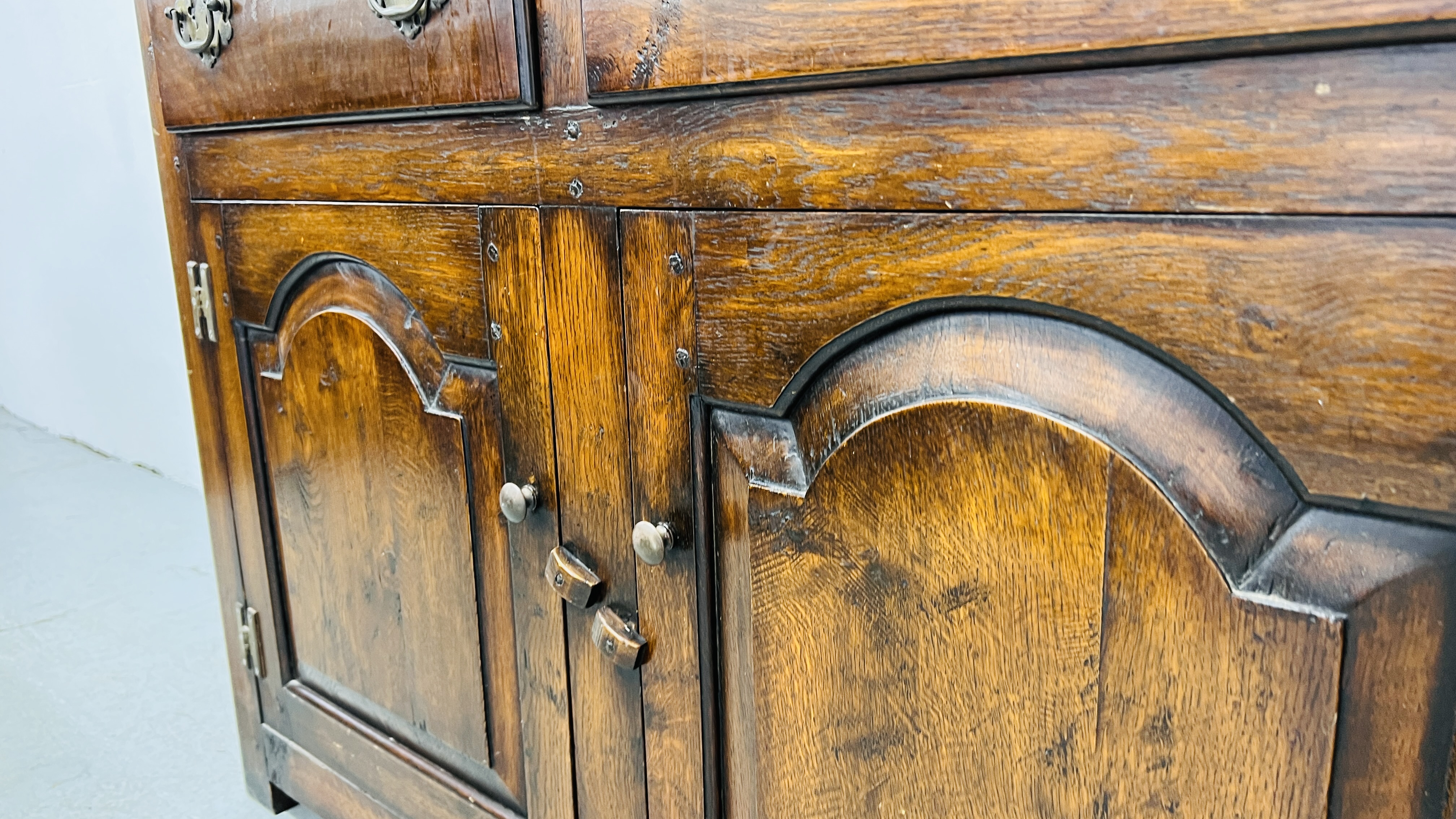 A GOOD QUALITY OAK TWO DRAWER TWO DOOR SIDEBOARD HEIGHT 84CM. WIDTH 112CM. DEPTH 46CM. - Image 6 of 11