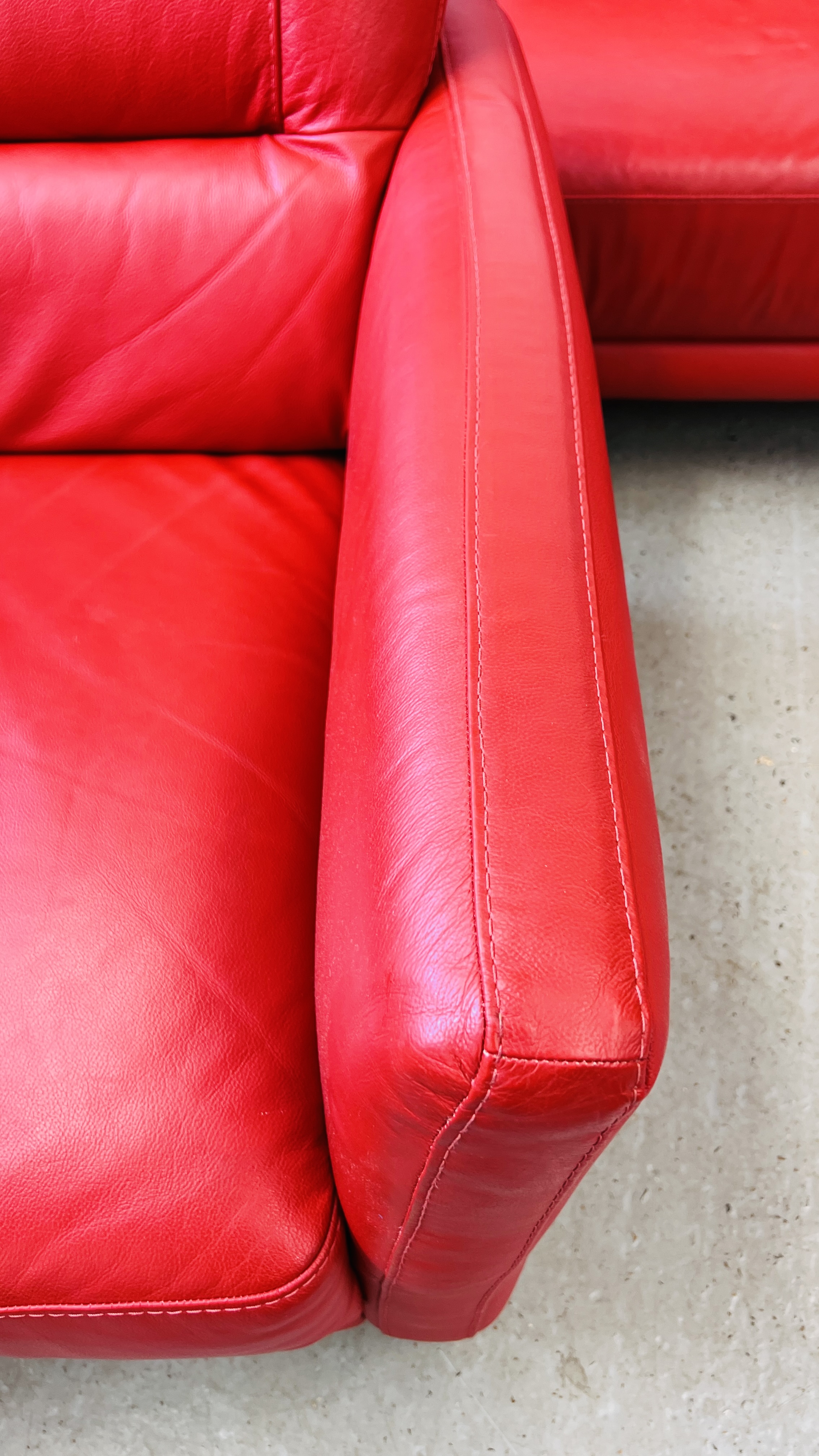 A MODERN DESIGNER RED LEATHER TWO PIECE LOUNGE SUITE COMPRISING 3 SEATER - L 200CM AND 2 SEATER - L - Image 5 of 21