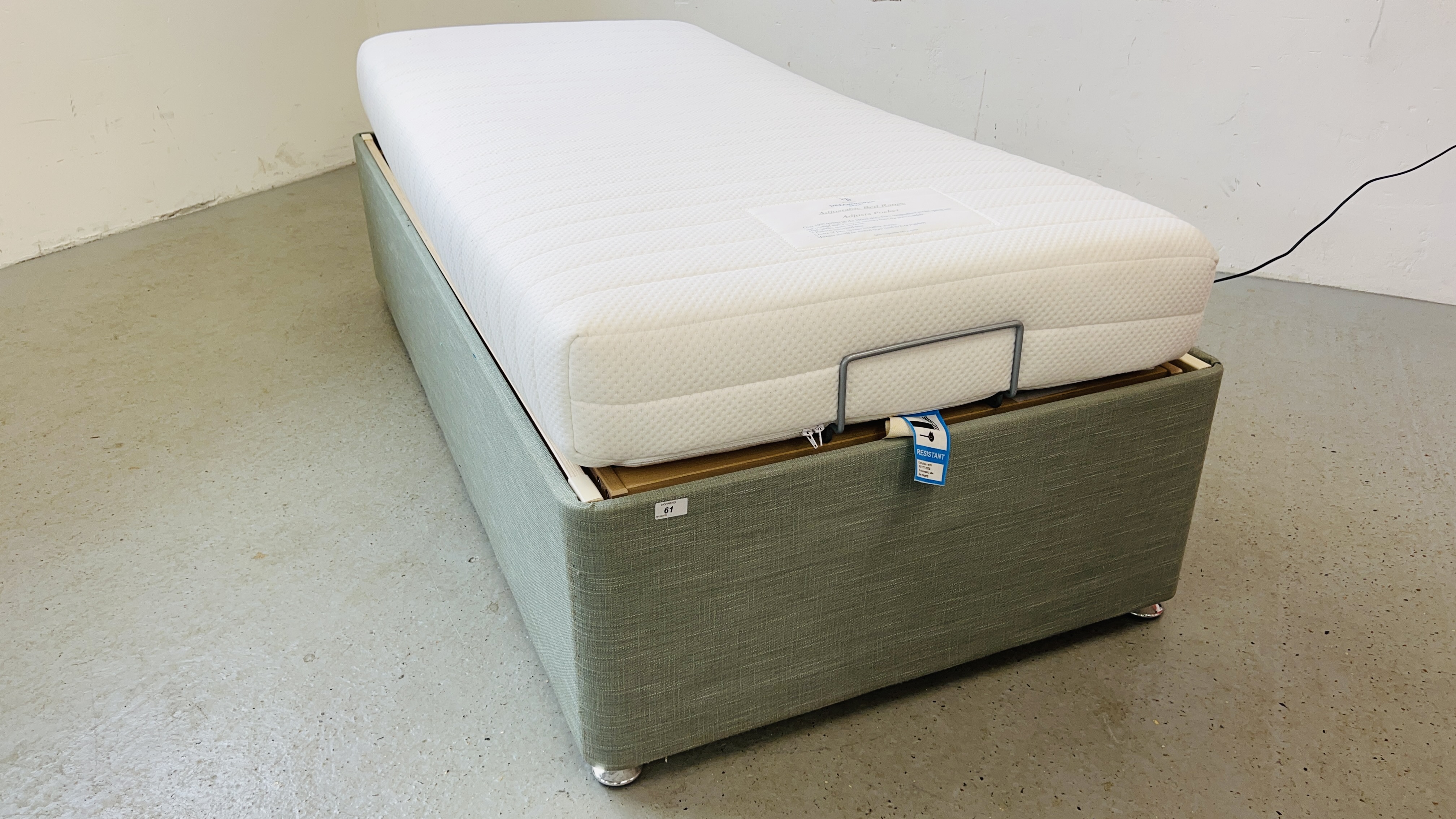 AN ELECTRICALLY ADJUSTABLE SINGLE DIVAN BED WITH DREAMWORKS MATTRESS,