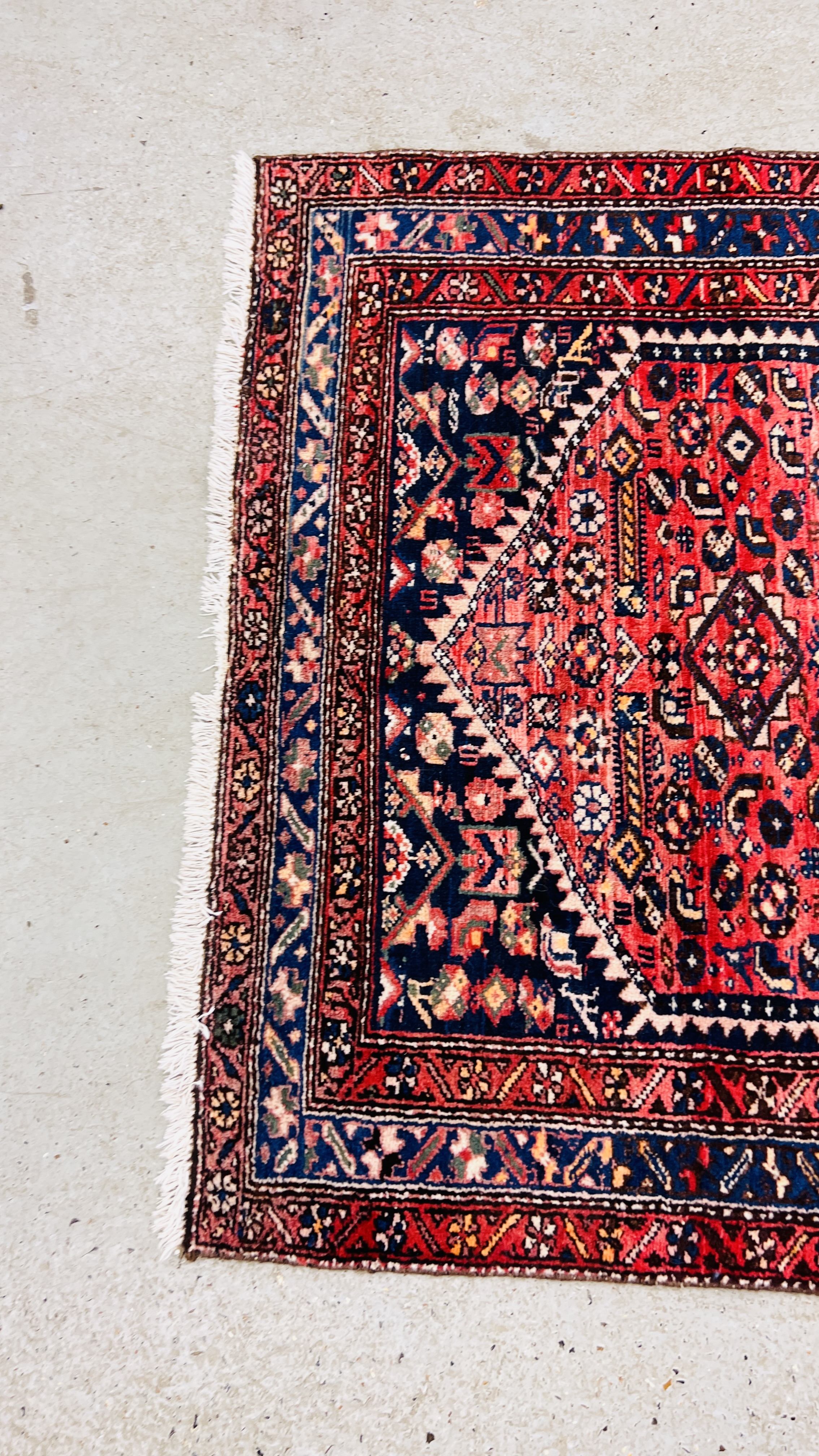 PERSIAN RUG, THE CENTRAL HEXAGON ON A RED FIELD WITH STYLIZED BIRDS L 195CM X W 128CM. - Image 4 of 5