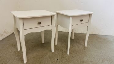 A PAIR OF MODERN WHITE FINISH SINGLE DRAWER BEDSIDE STANDS