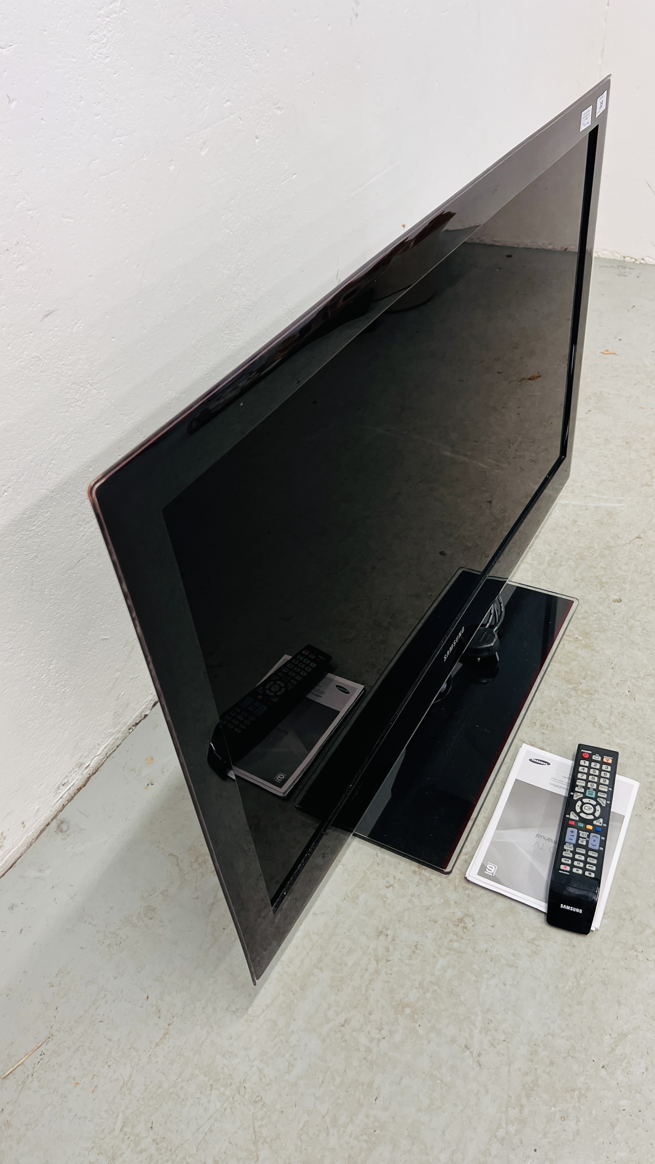 A SAMSUNG 40 INCH FLAT SCREEN TELEVISION COMPLETE WITH REMOTE AND MANUAL - SOLD AS SEEN - Image 2 of 4
