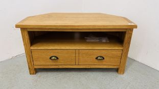 A MODERN OAK FINISH DESIGNER CORNER TV STAND WITH SINGLE DRAWER - WIDTH 90CM.