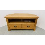 A MODERN OAK FINISH DESIGNER CORNER TV STAND WITH SINGLE DRAWER - WIDTH 90CM.