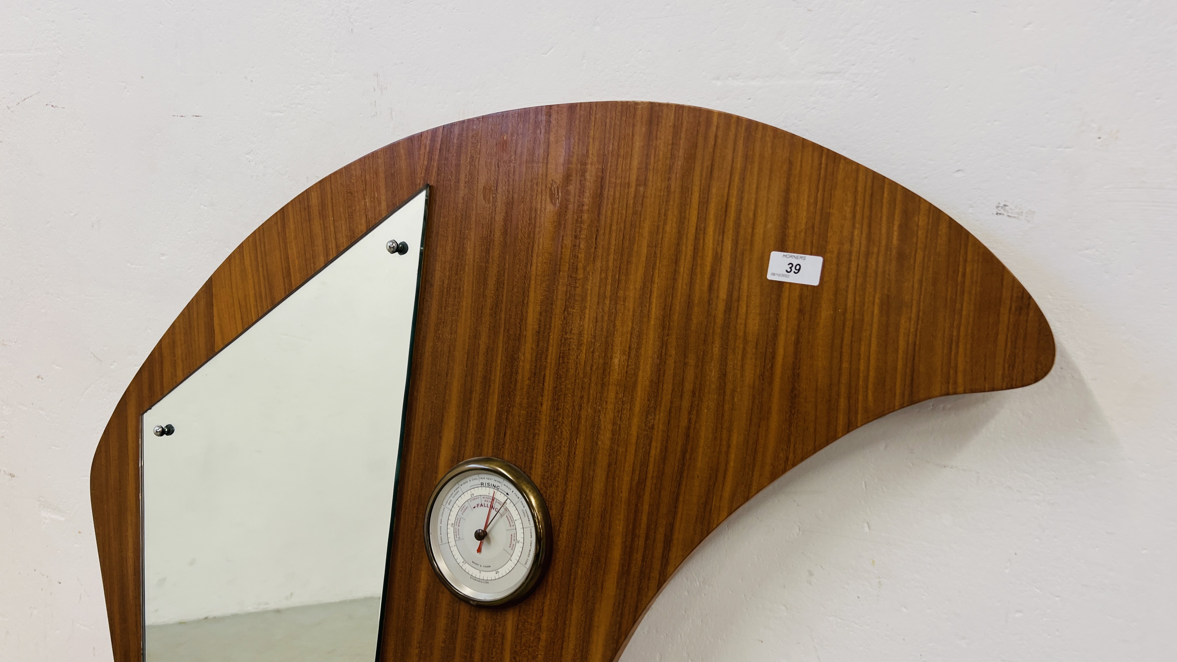 A RETRO MID CENTURY HALL MIRROR / SHELF WITH INSET BAROMETER. - Image 2 of 6