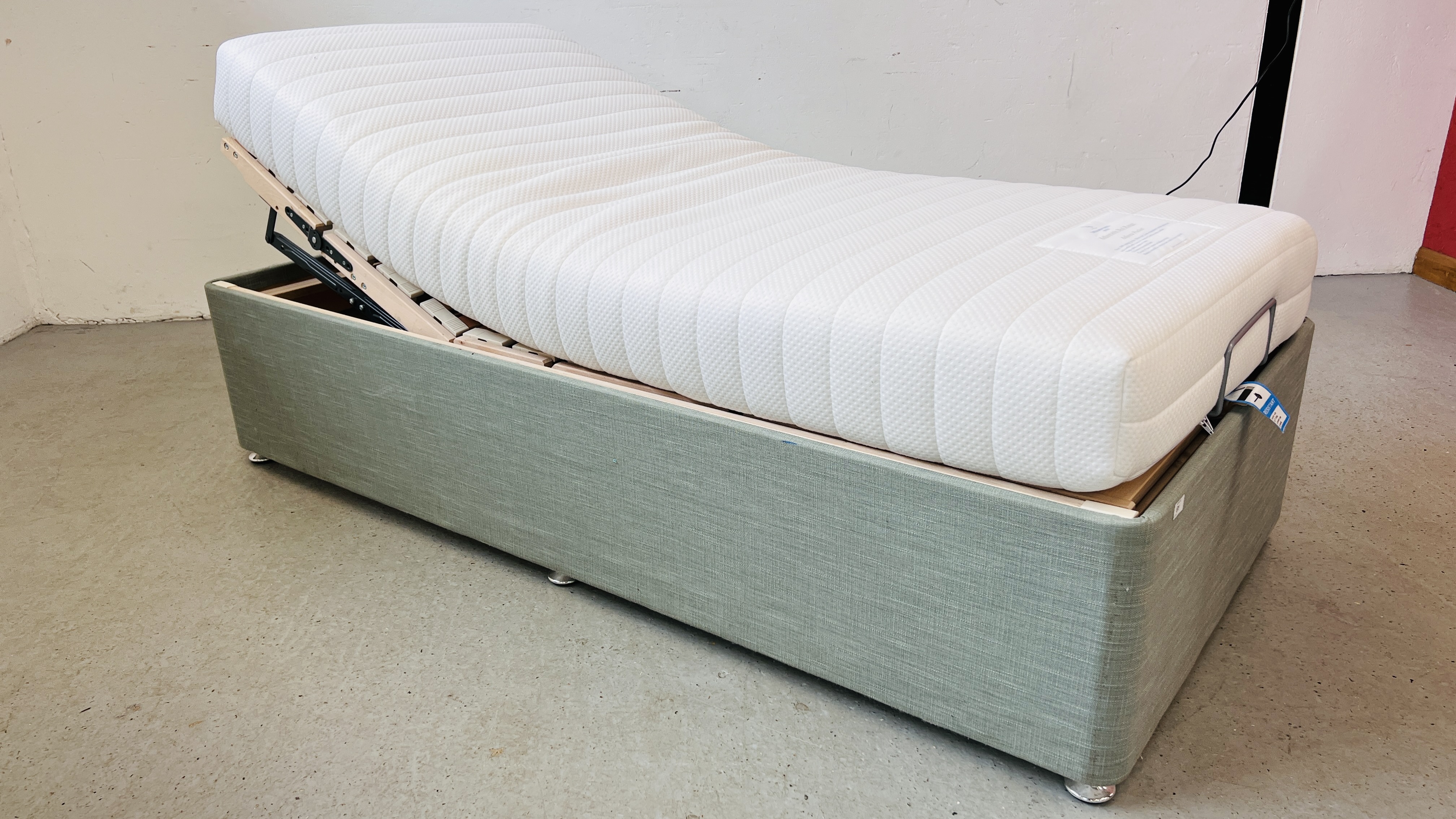 AN ELECTRICALLY ADJUSTABLE SINGLE DIVAN BED WITH DREAMWORKS MATTRESS, - Image 11 of 12