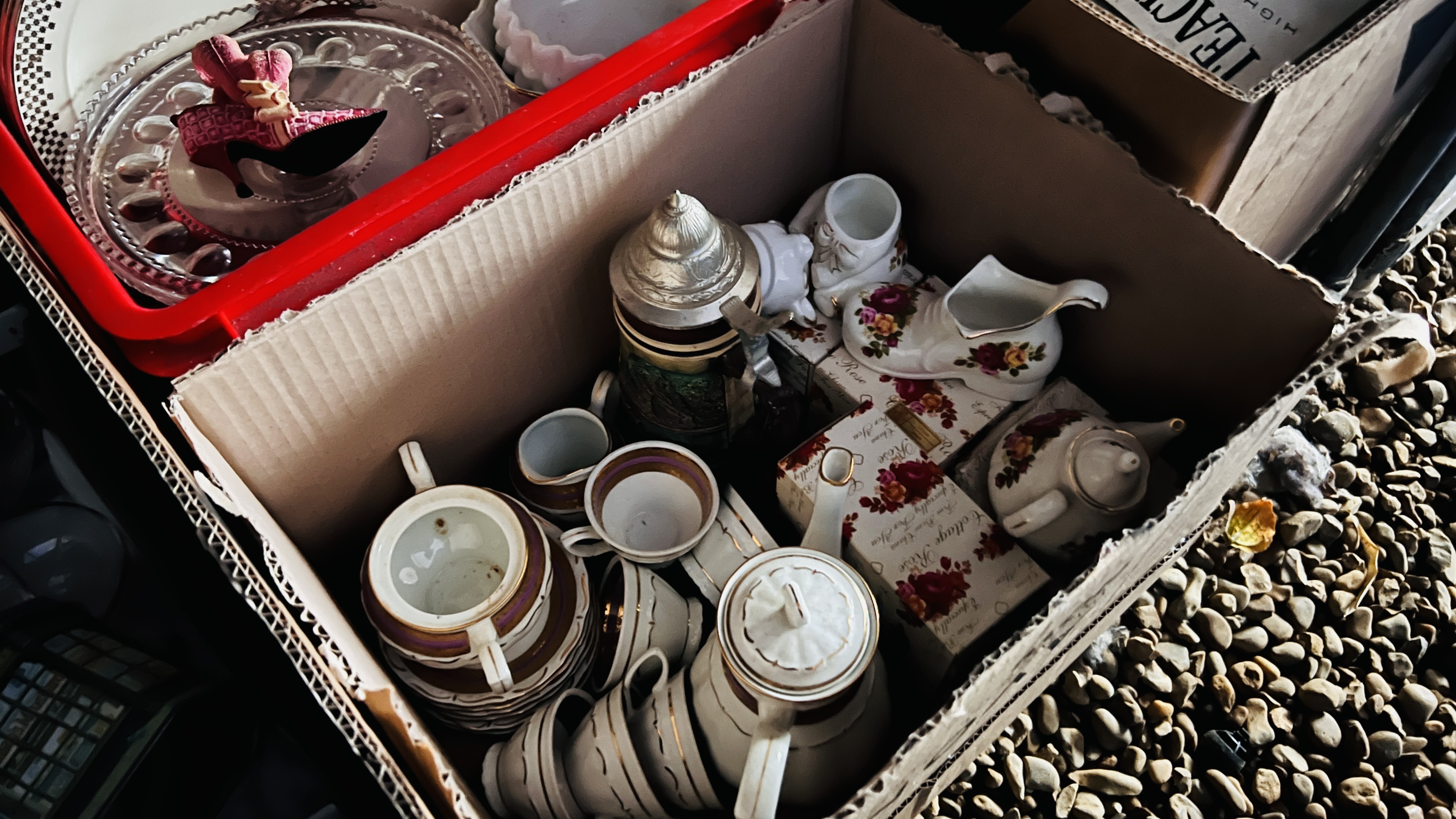 9 X BOXES OF ASSORTED HOUSEHOLD SUNDRIES TO INCLUDE GLASS AND CHINA WARE ORNAMENTS, - Image 4 of 11