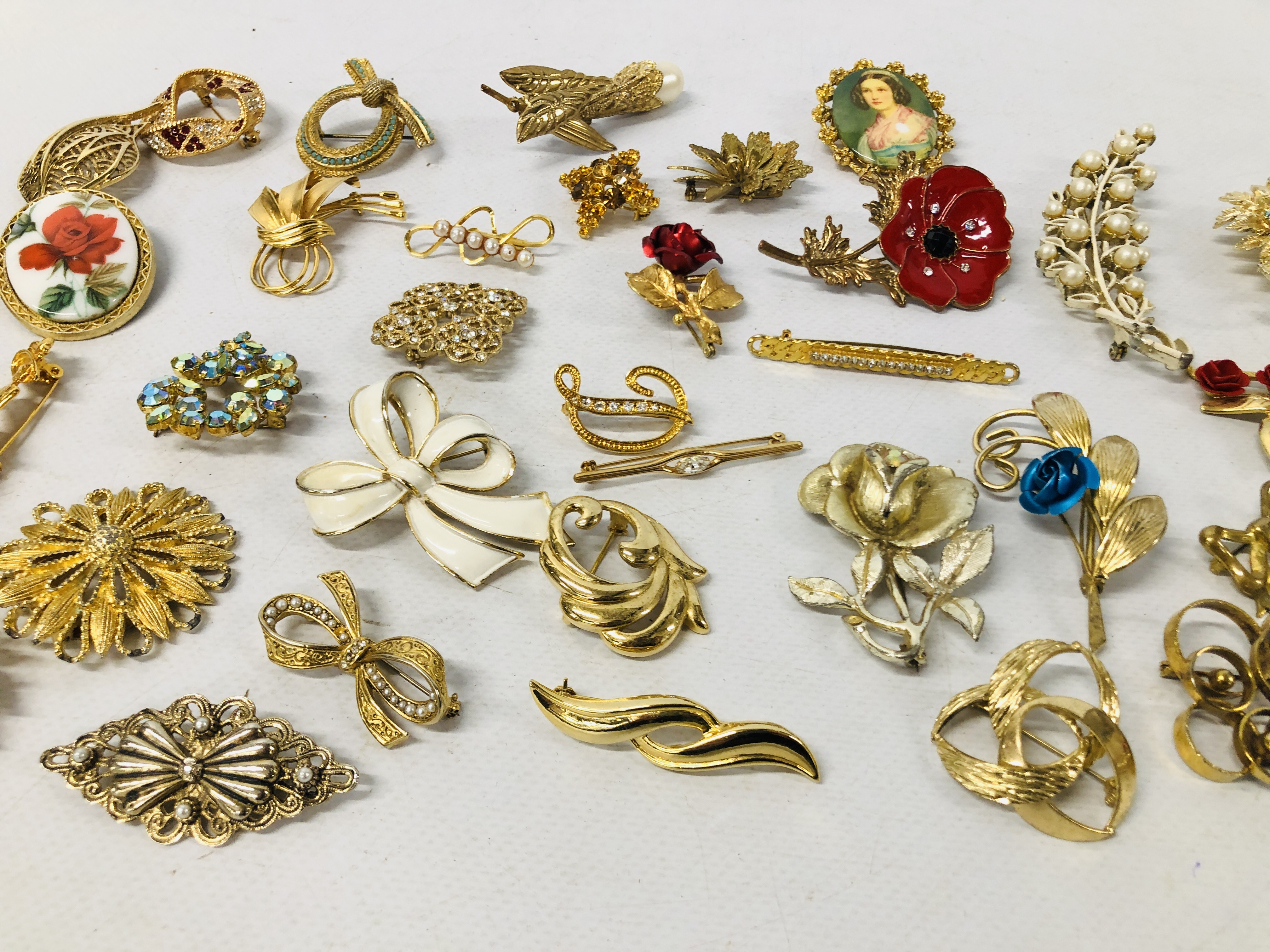 COLLECTION OF APPROXIMATELY 36 GOLD TONE VINTAGE & RETRO BROOCHES - Image 6 of 6