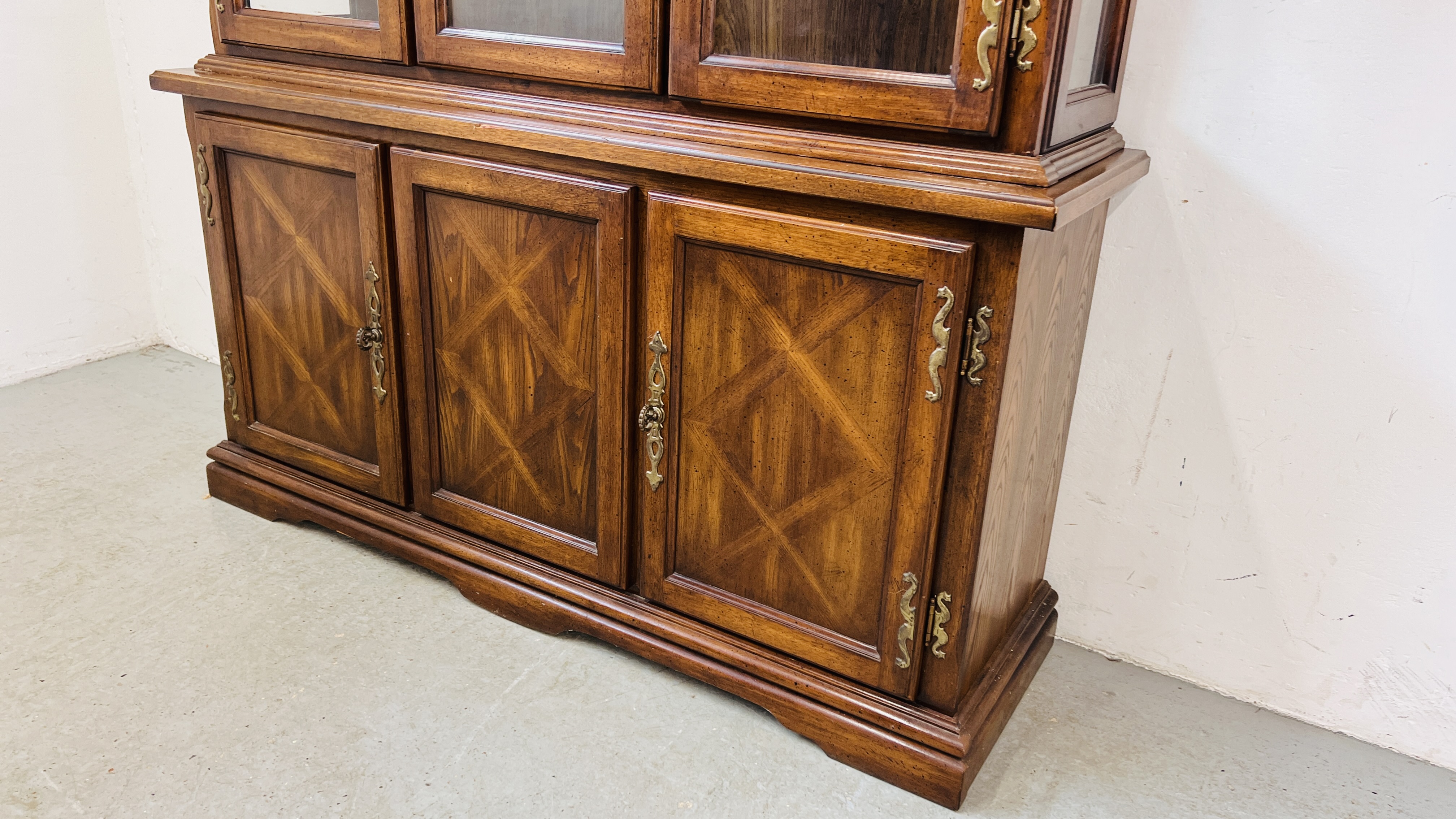 A REPRODUCTION ANTIQUE FINISH DISPLAY CABINET WITH THREE DOOR CABINET BASE W 149CM, D 43CM, H 202CM. - Image 2 of 9