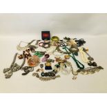 BOX COSTUME JEWELLERY - VINTAGE & RETRO