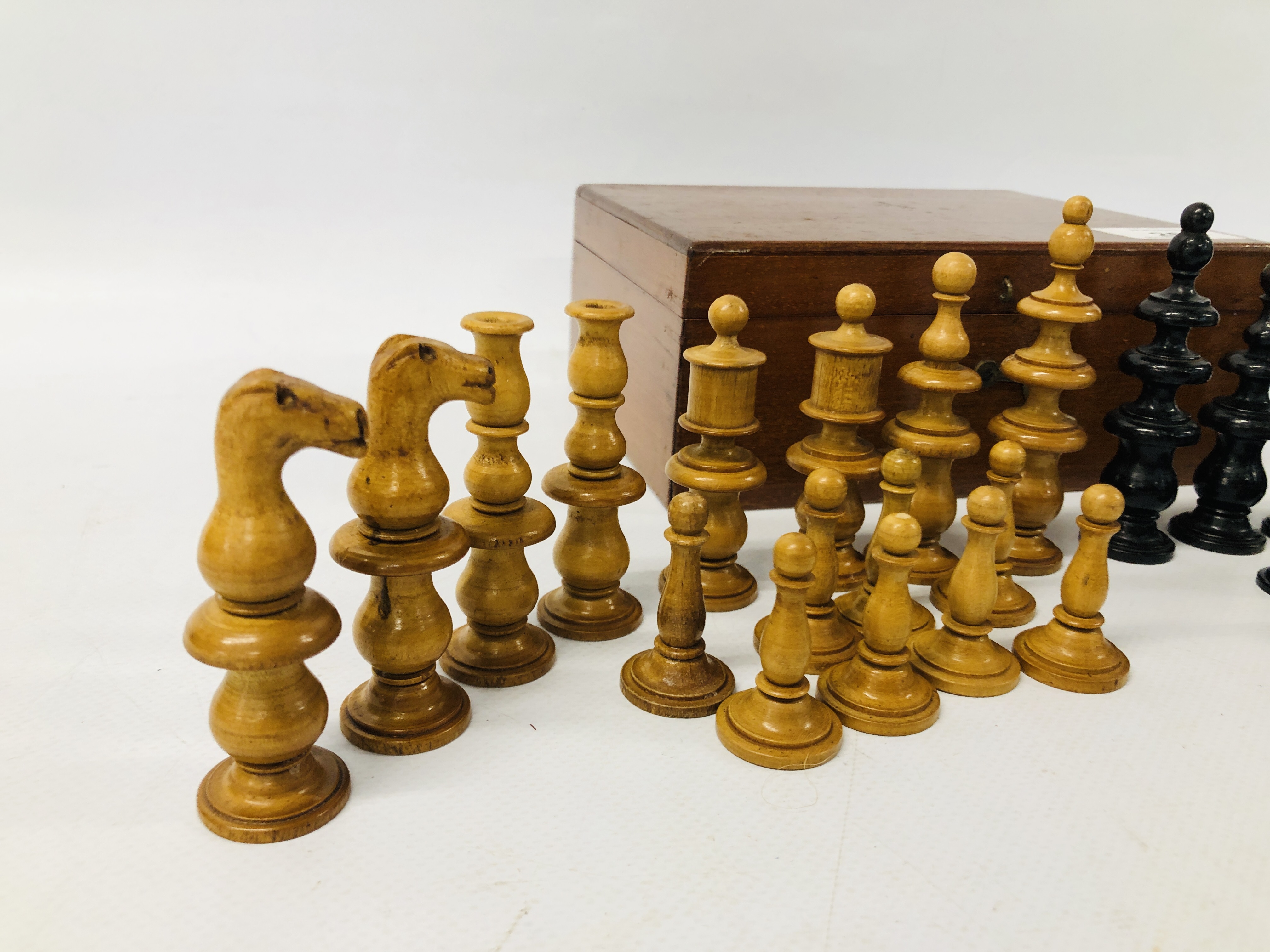 UNUSUAL VINTAGE FRUIT WOOD CHESS SET - Bild 2 aus 6