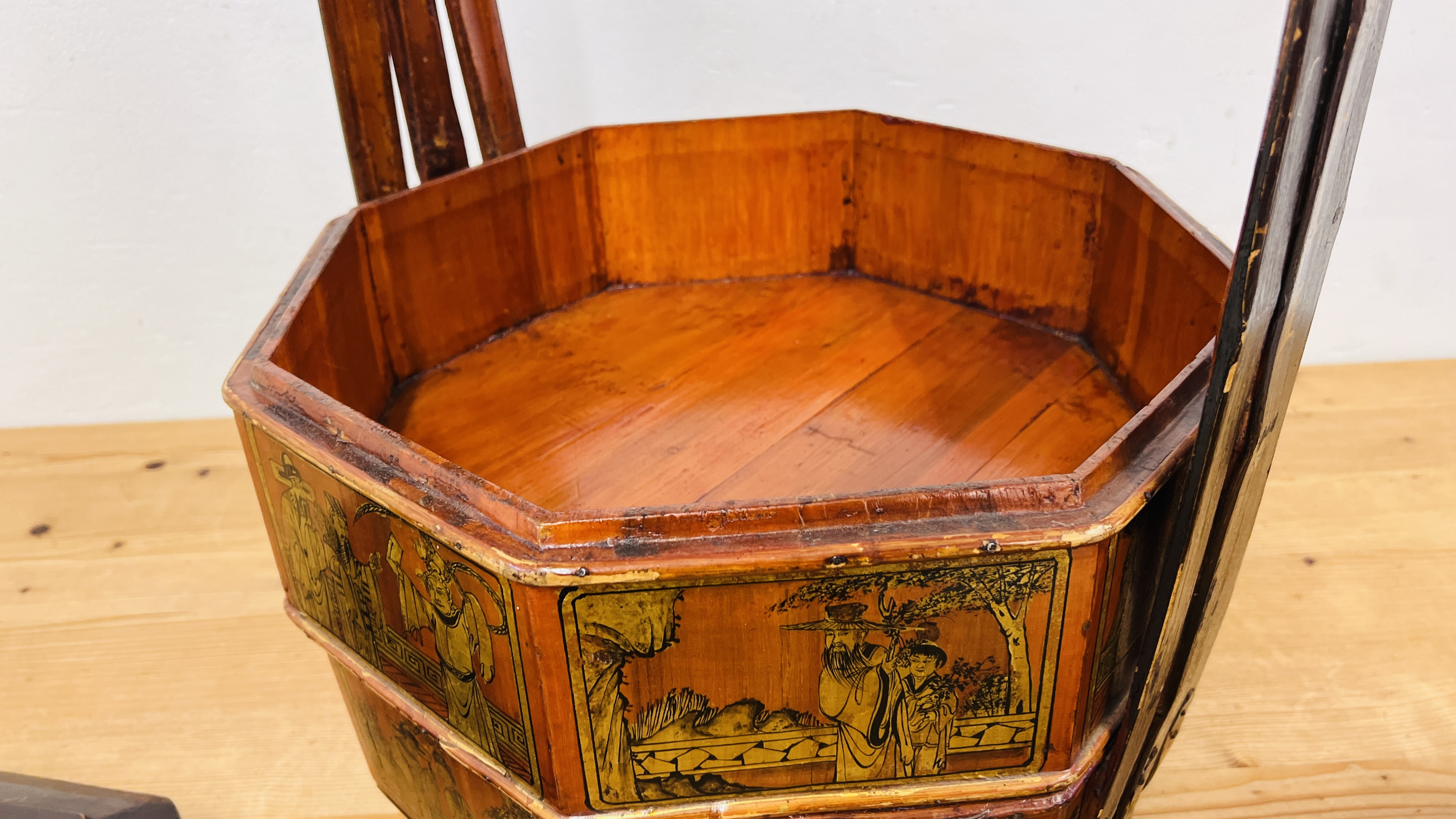 A HIGHLY DECORATIVE GILT DECORATED AND LACQUERED CHINESE WEDDING BASKET - HEIGHT 62CM. - Image 11 of 12