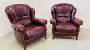 A PAIR OF GOOD QUALITY MODERN OXBLOOD LEATHER UPHOLSTERED EASY CHAIRS.