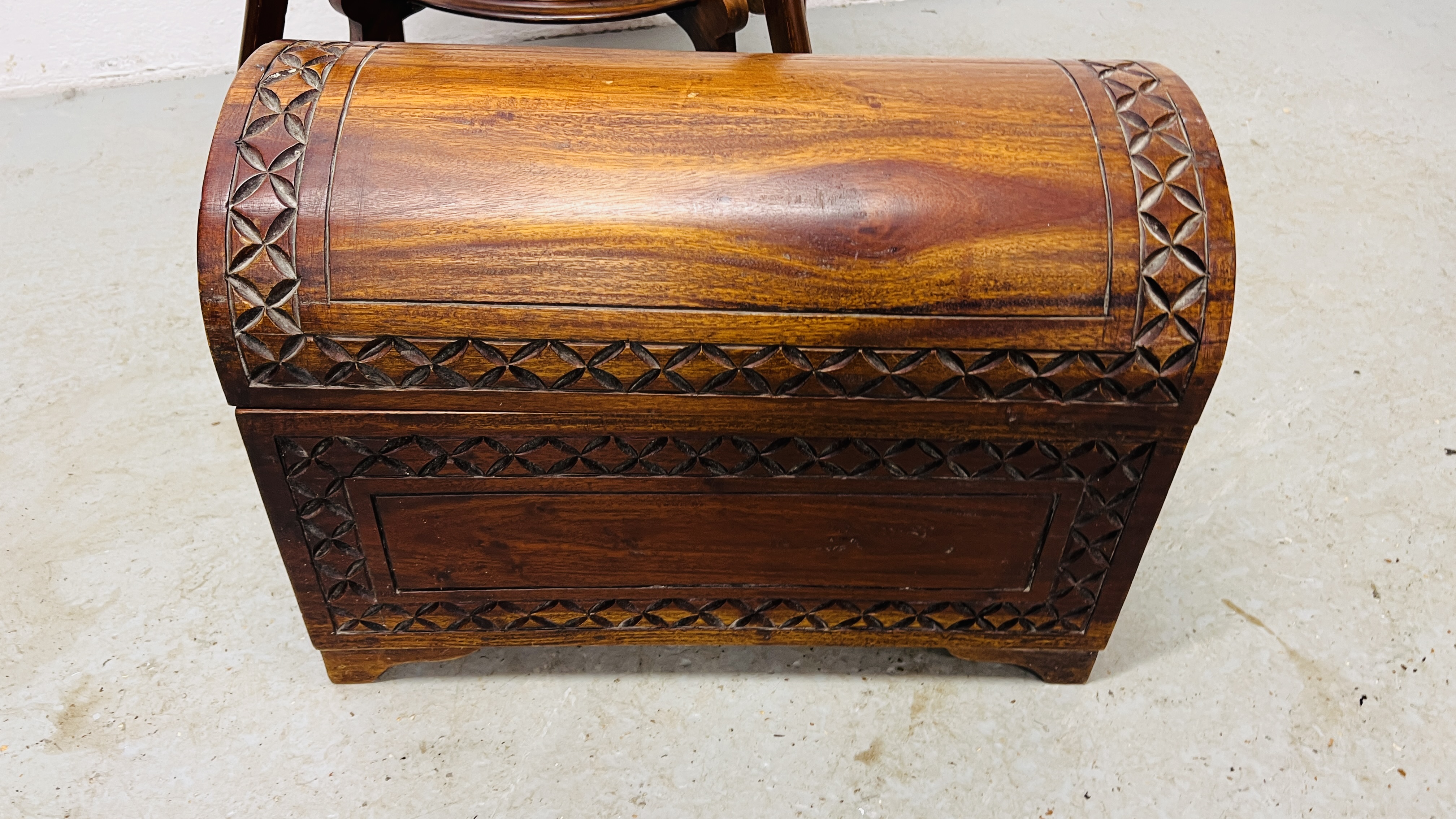 A MAHOGANY SHAPED TOP OCCASIONAL TABLE AND A REPRODUCTION DOME TOP TREASURY CHEST HINGE A/F. - Image 2 of 8