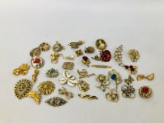 COLLECTION OF APPROXIMATELY 36 GOLD TONE VINTAGE & RETRO BROOCHES